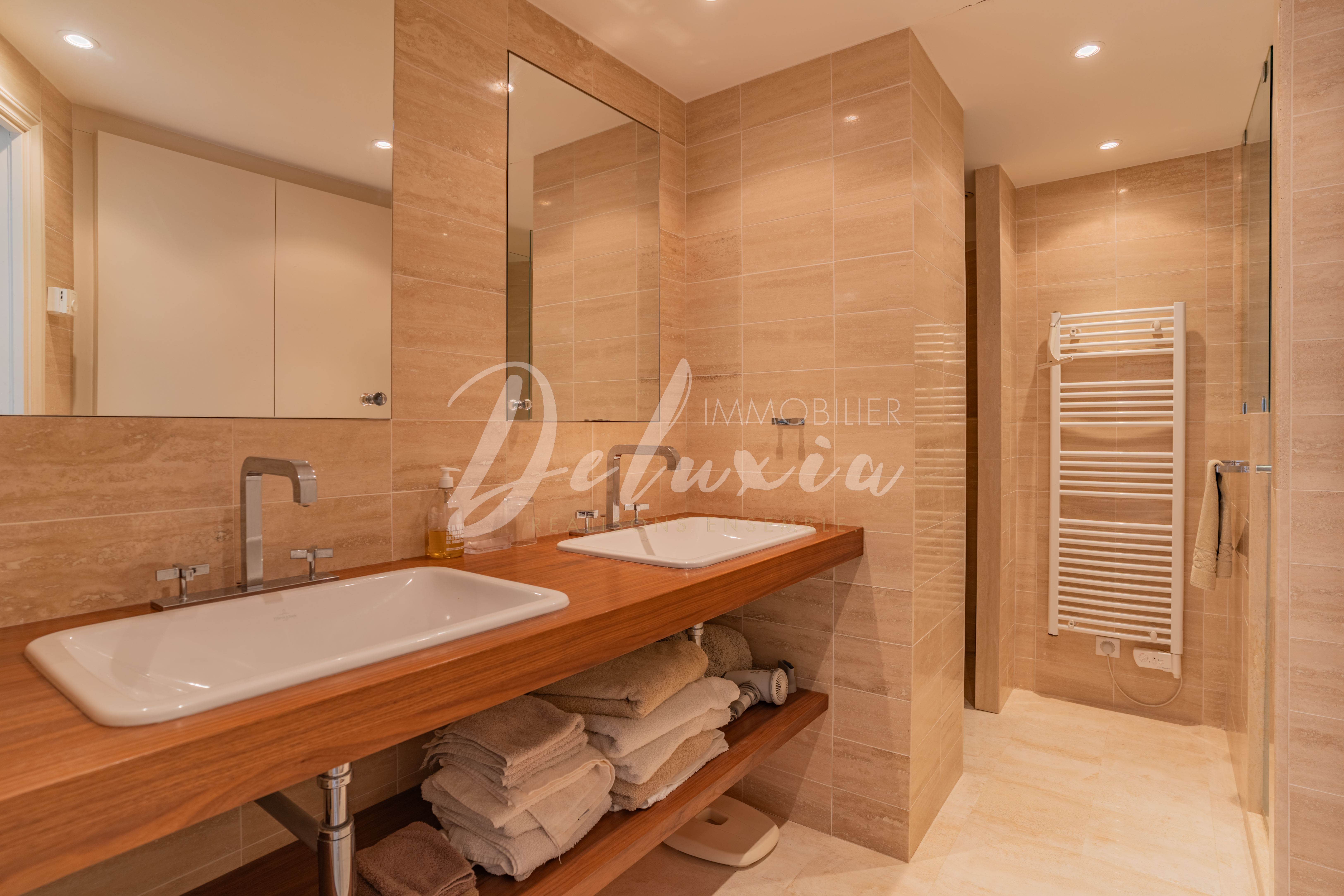 Achat maison avec salle d'eau moderne à Cannes.