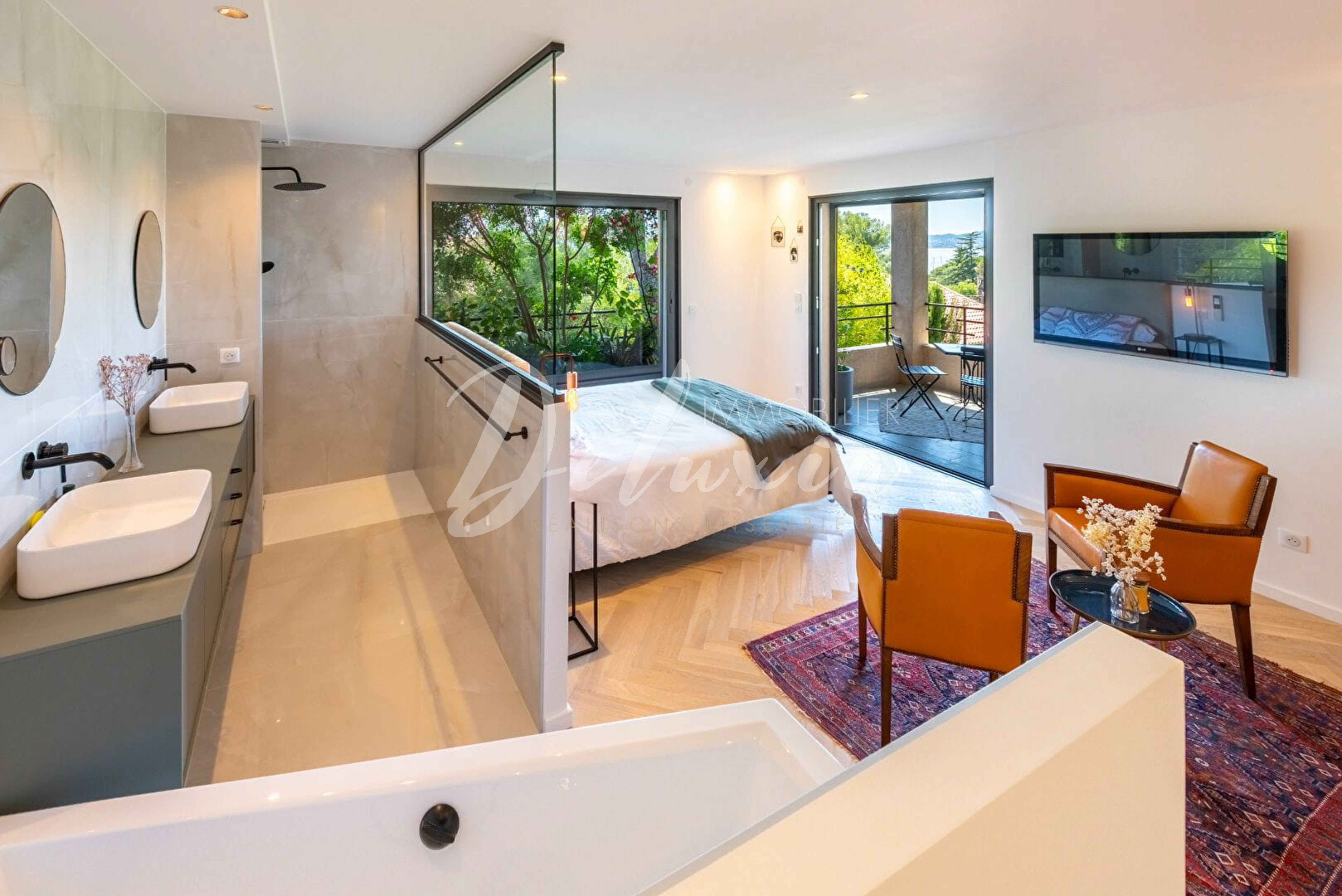 Villa avec vue mer, proche des commerces du Port Santa Lucia et des criques, à Saint-Raphaël.