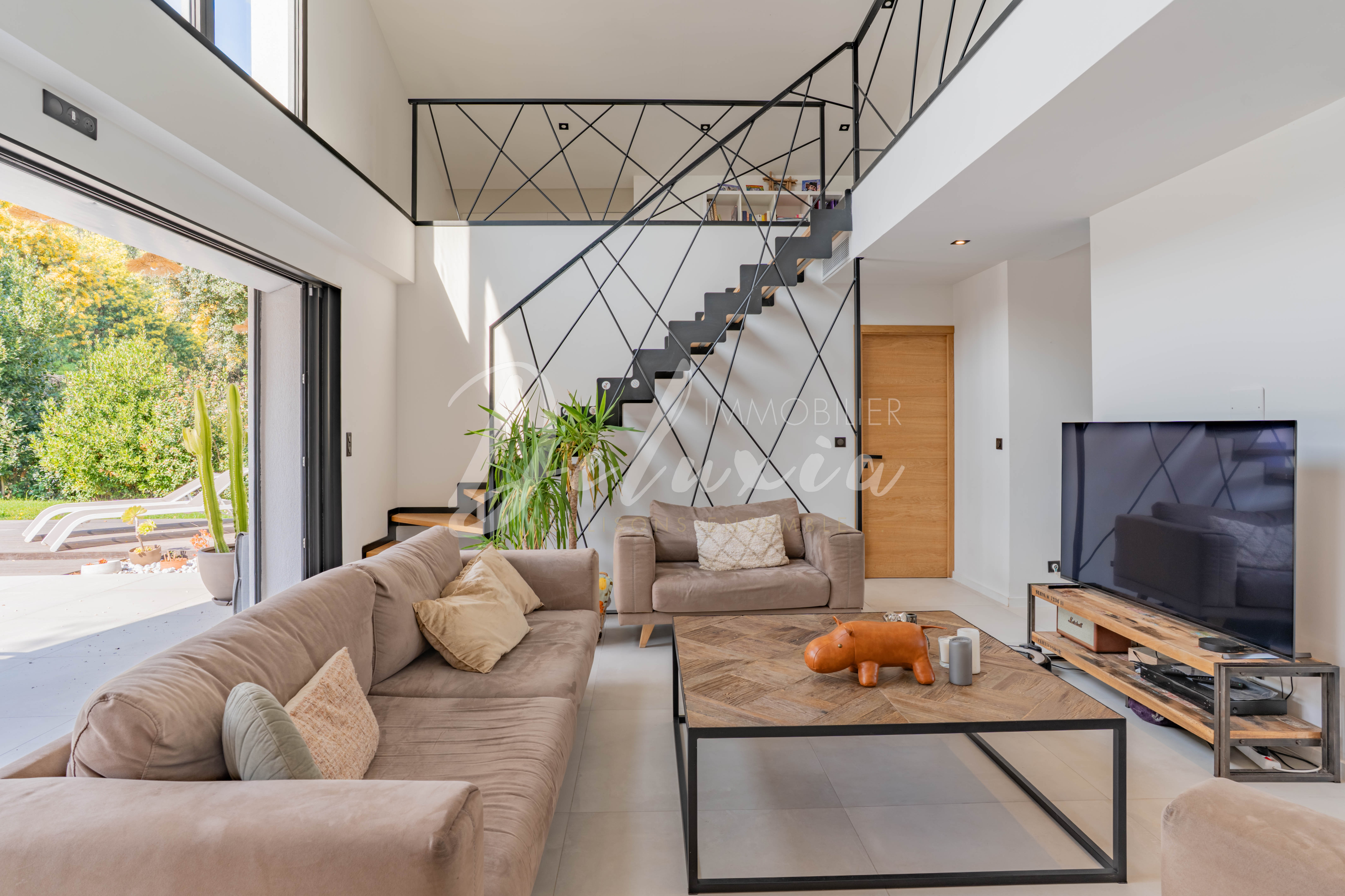 Villa rénovée avec piscine et 4 chambres au cœur de Valescure à Saint-Raphaël.