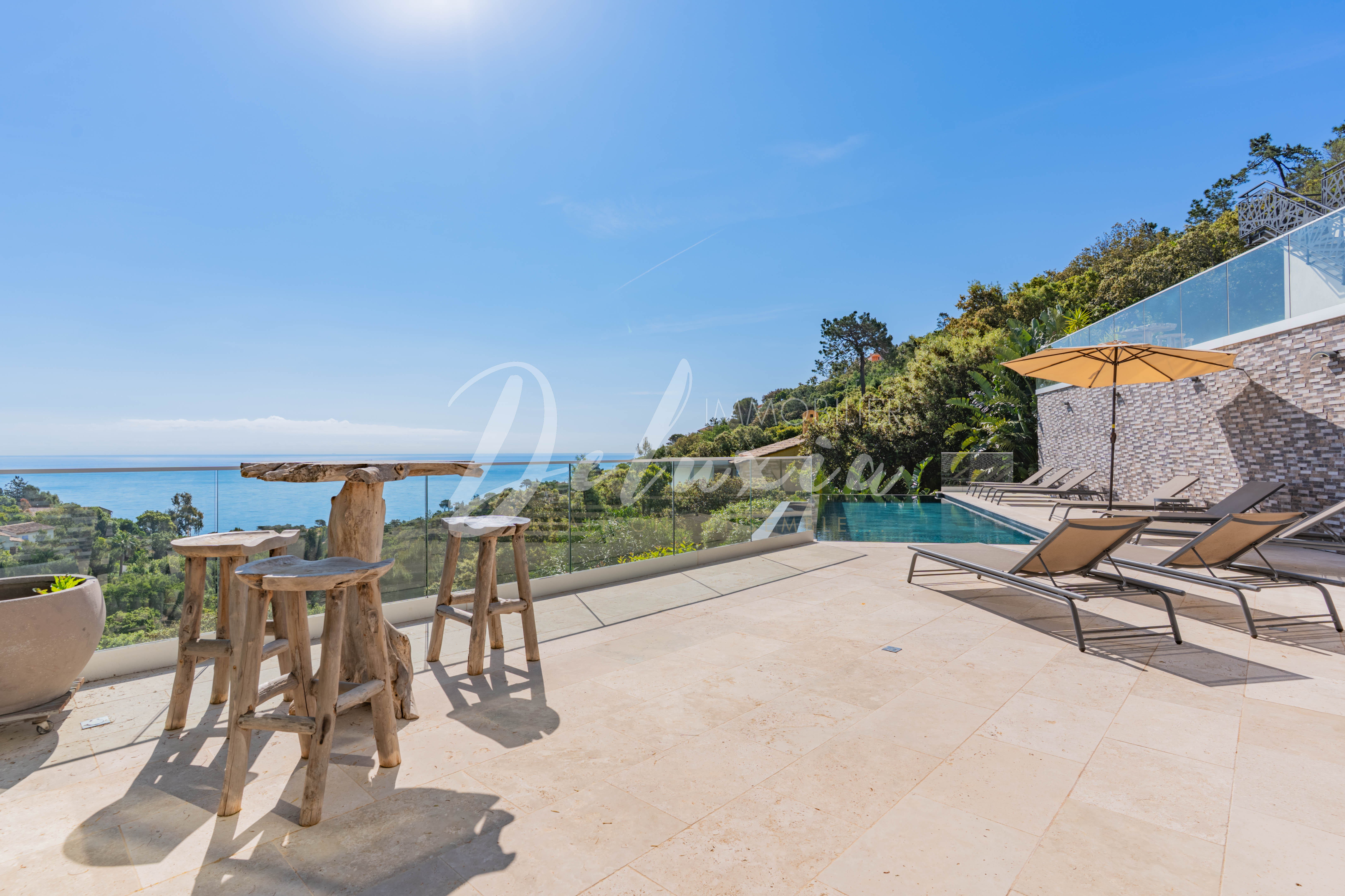 Villa avec 6 chambres, piscine, vue mer, dépendance et grand garage aux Issambres.