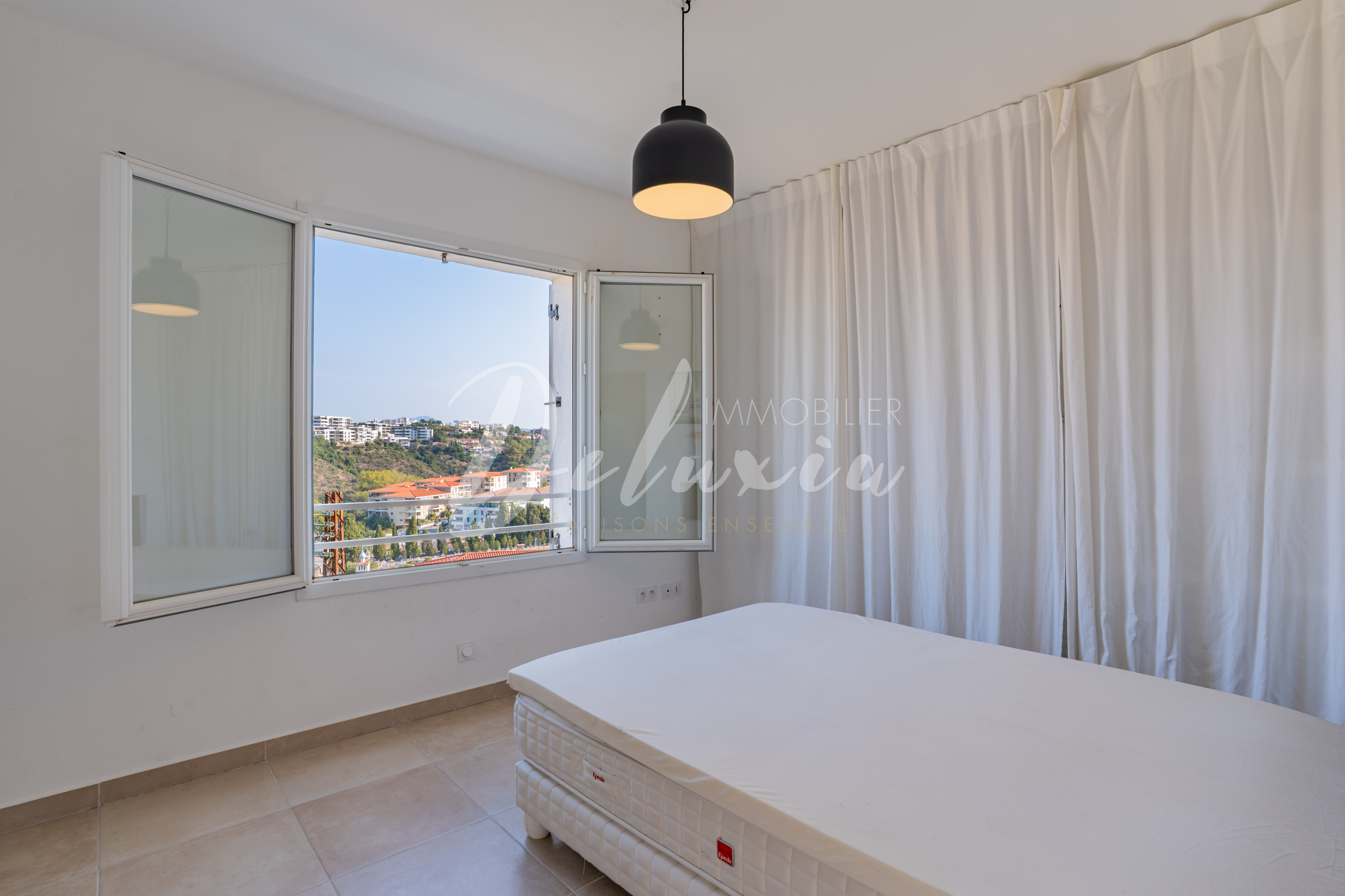 Appartement à vendre avec vue dégagée de la chambre à Saint-Raphaël