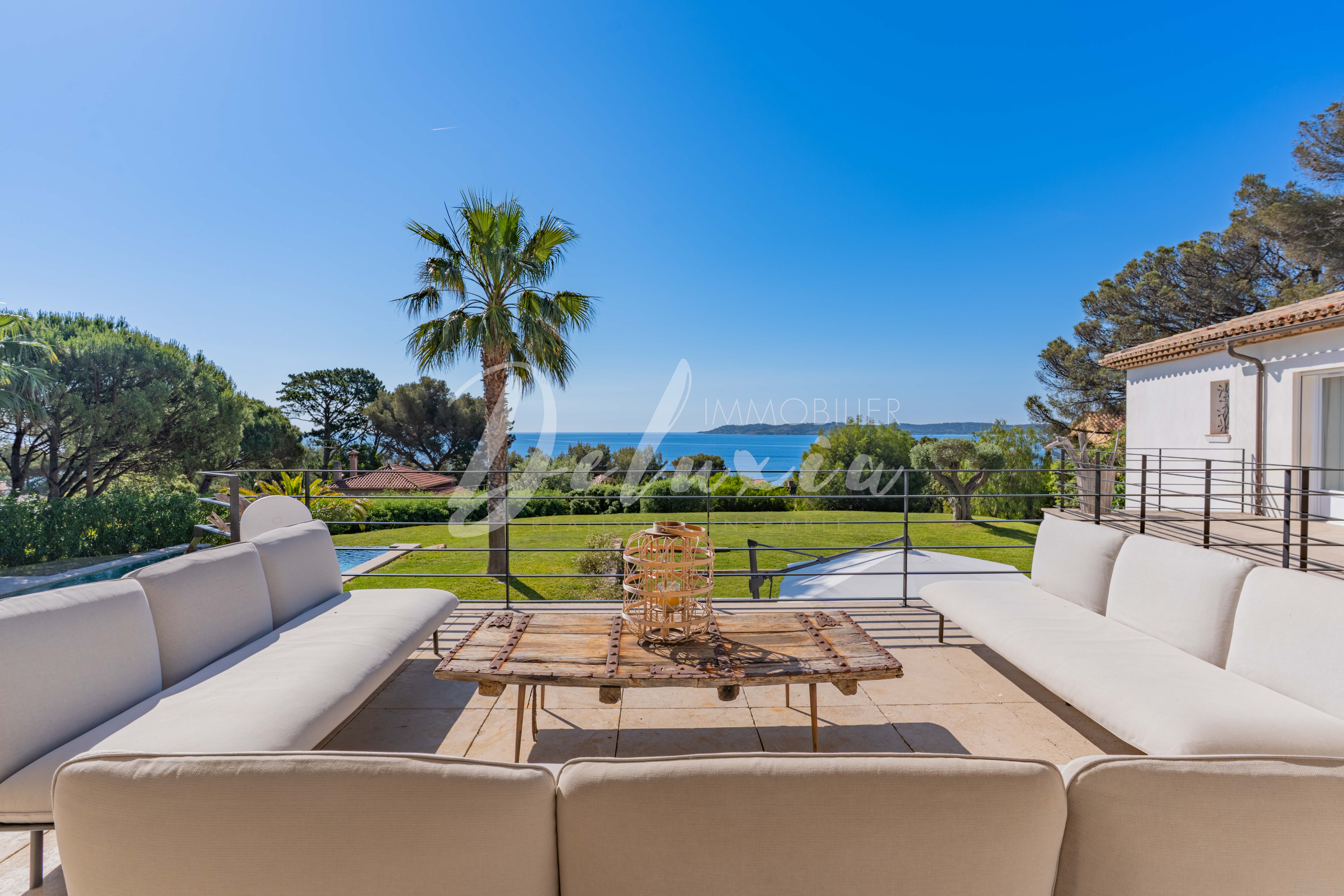 Villa à vendre avec grande terrasse vue mer sur le Golfe de Saint-Tropez
