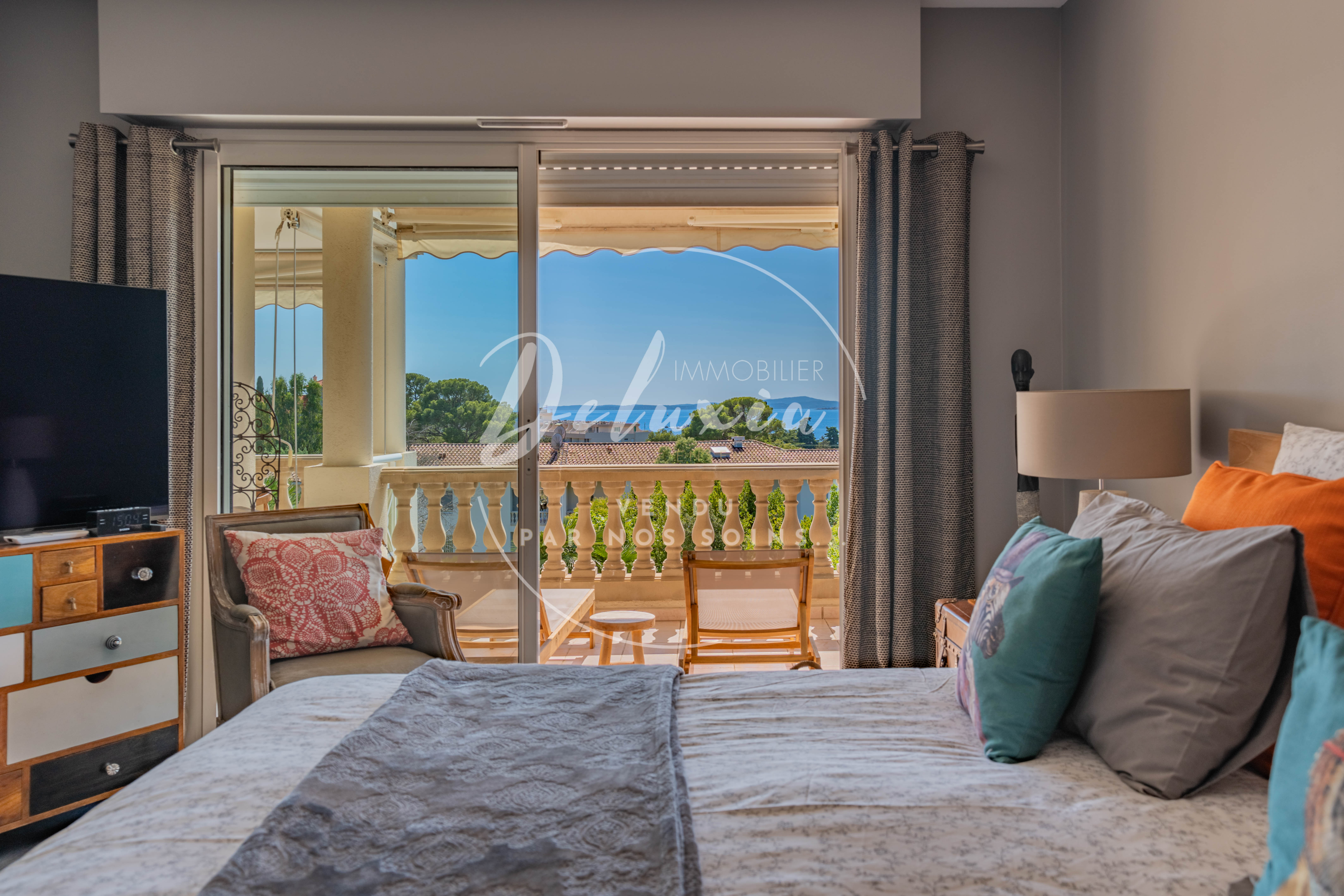 Appartement rénové avec vue mer, 3 chambres, grande terrasse et double garage, dans une résidence avec piscine proche de la plage à Saint-Raphaël.