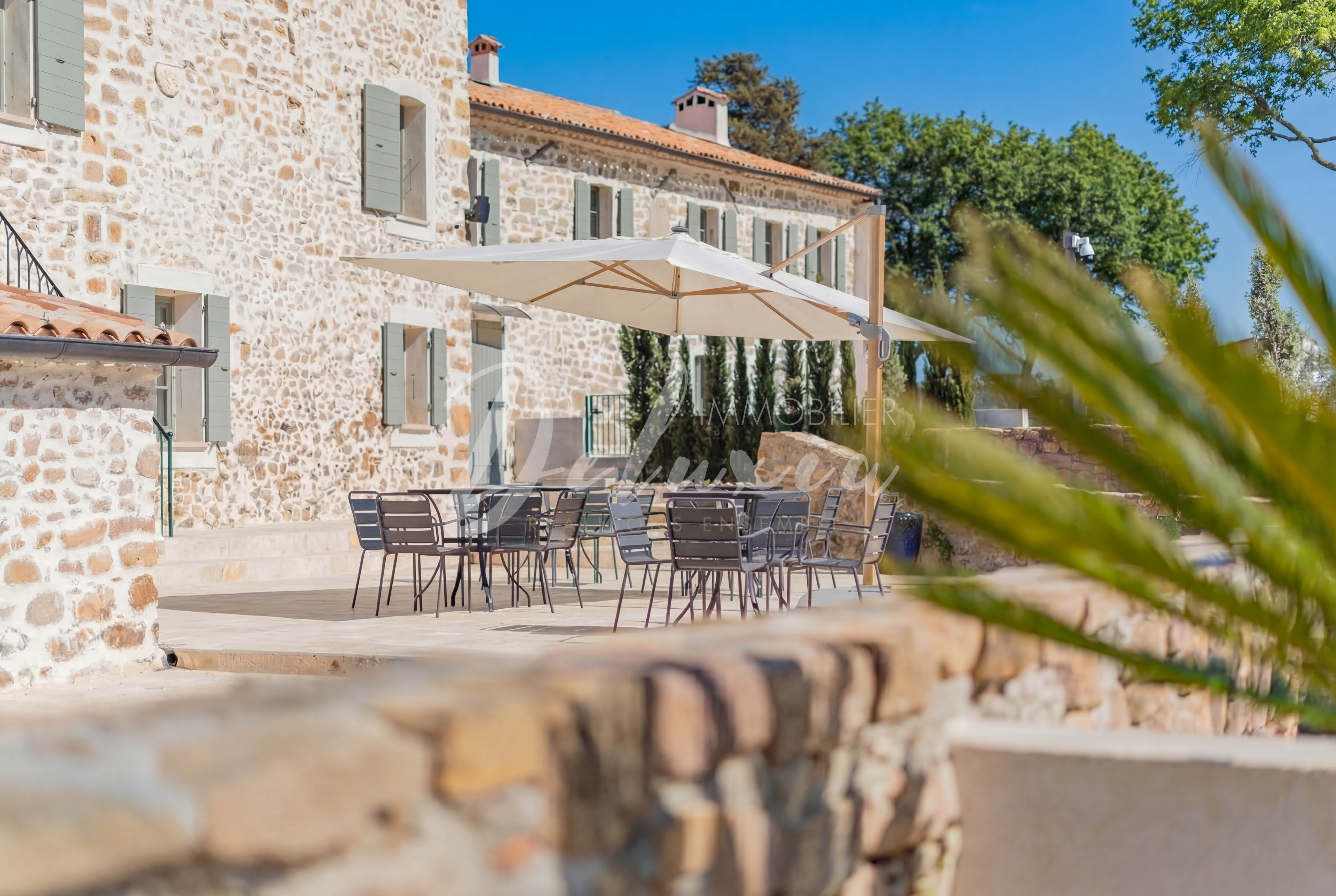 Propriété avec grande terrasse, idéale pour un restaurant. 