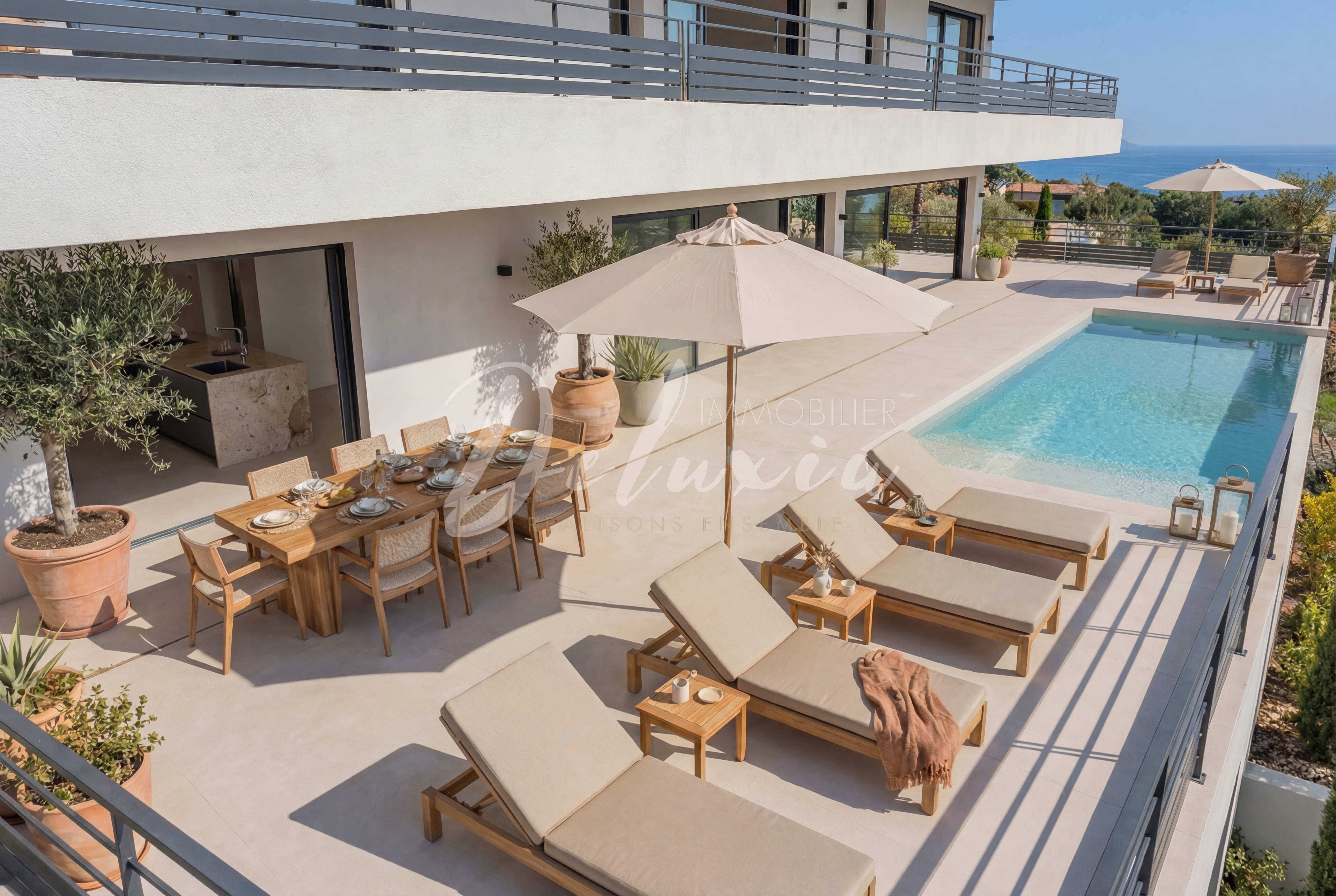 Villa avec piscine aux Issambres, grande terrasse aménagée avec espace repas extérieur et vue mer dégagée.