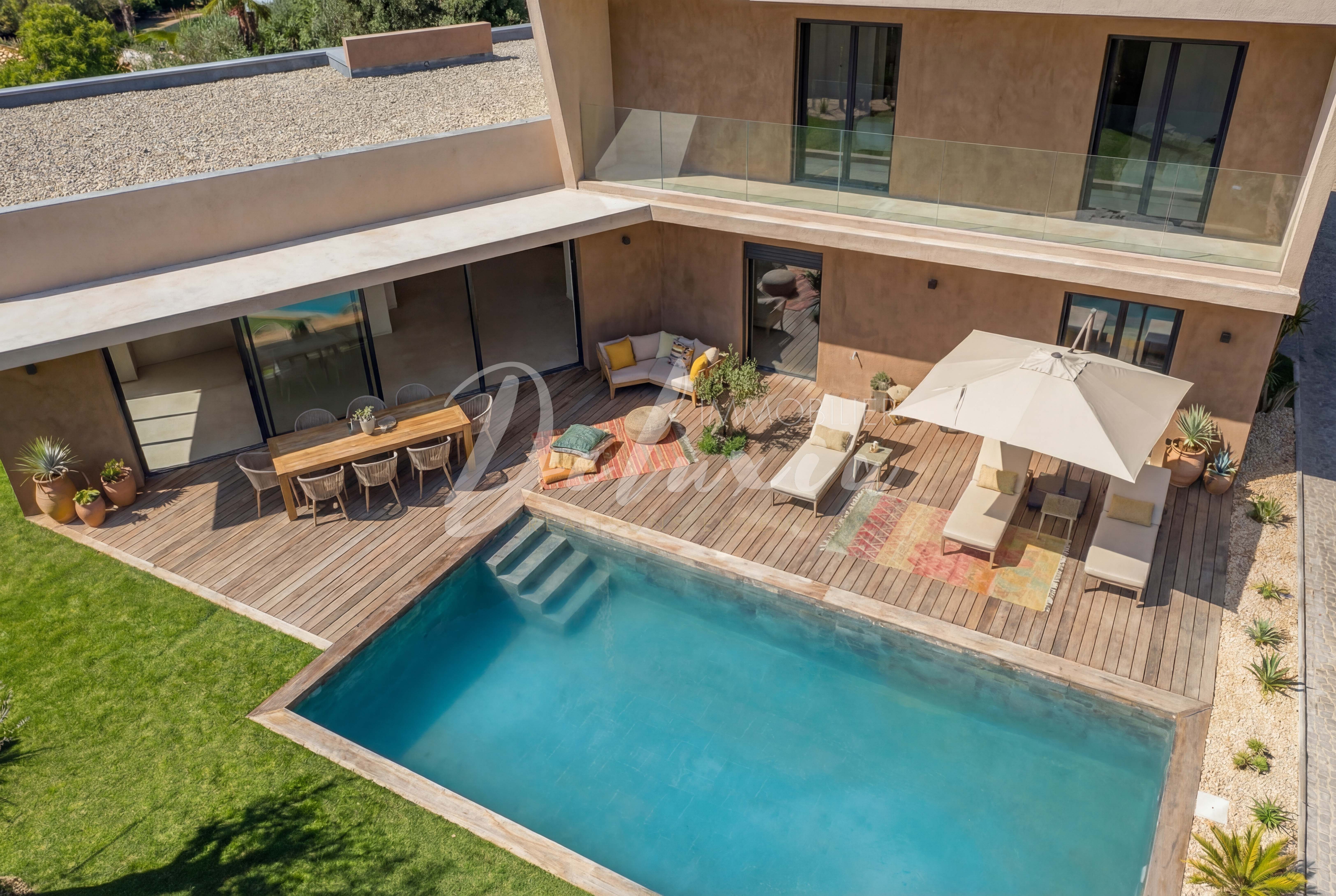 Villa à vendre avec grande terrasse ensoleillée à Saint-Raphaël