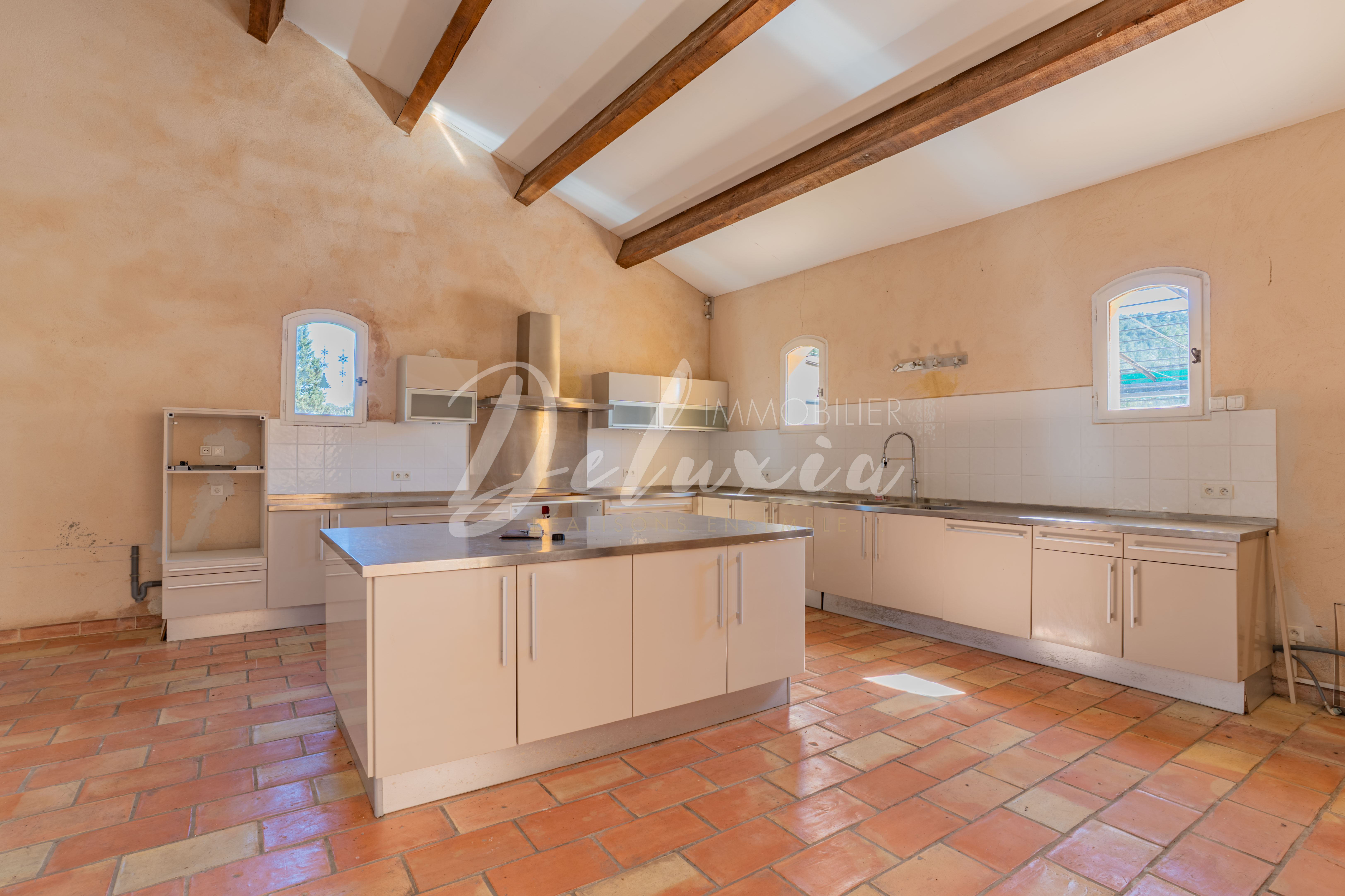 Cuisine professionnelle équipée – parfaite pour activité événementielle ou accueil touristique