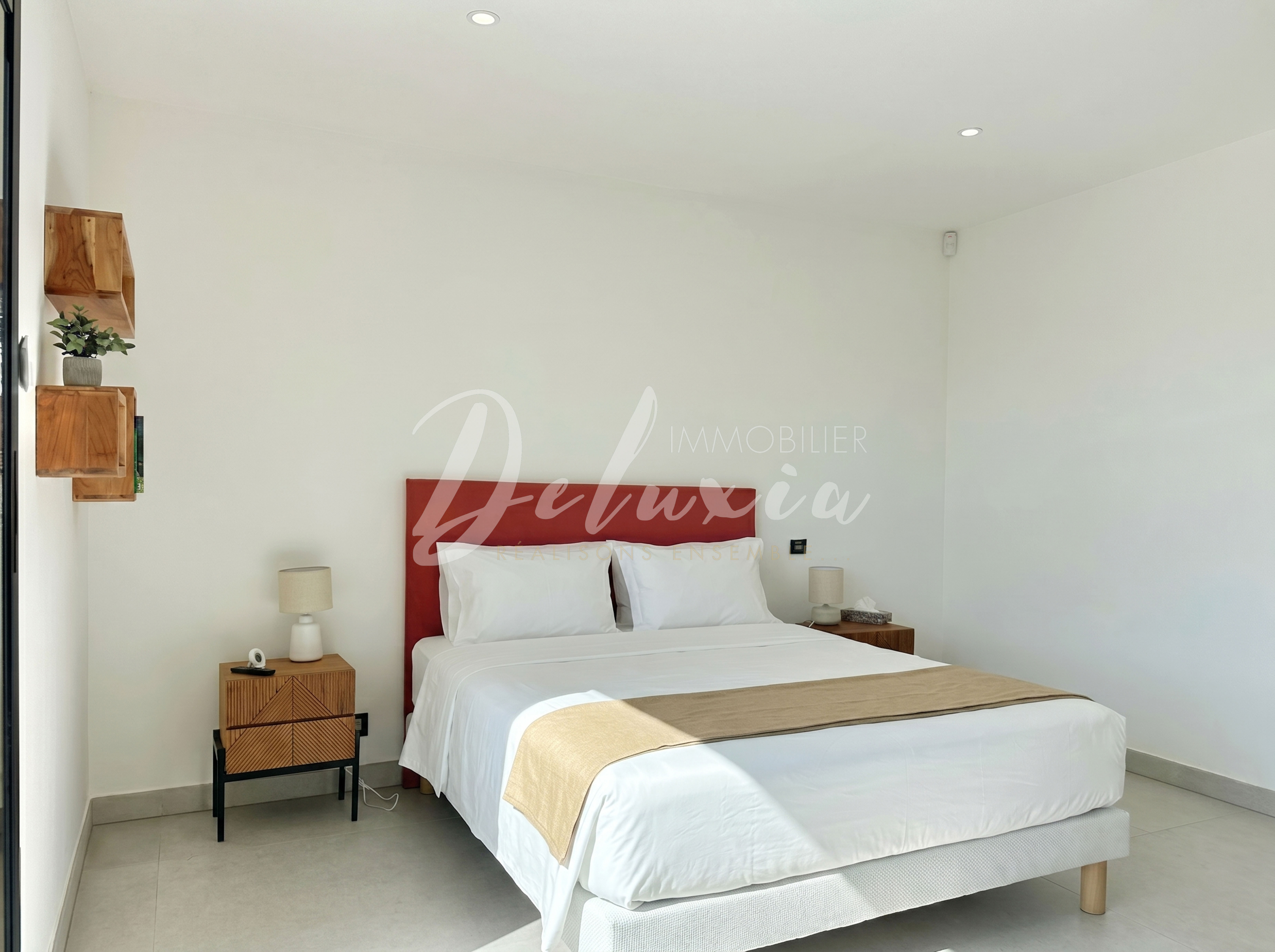 Villa contemporaine avec piscine chauffée et prestations haut de gamme à Fréjus.