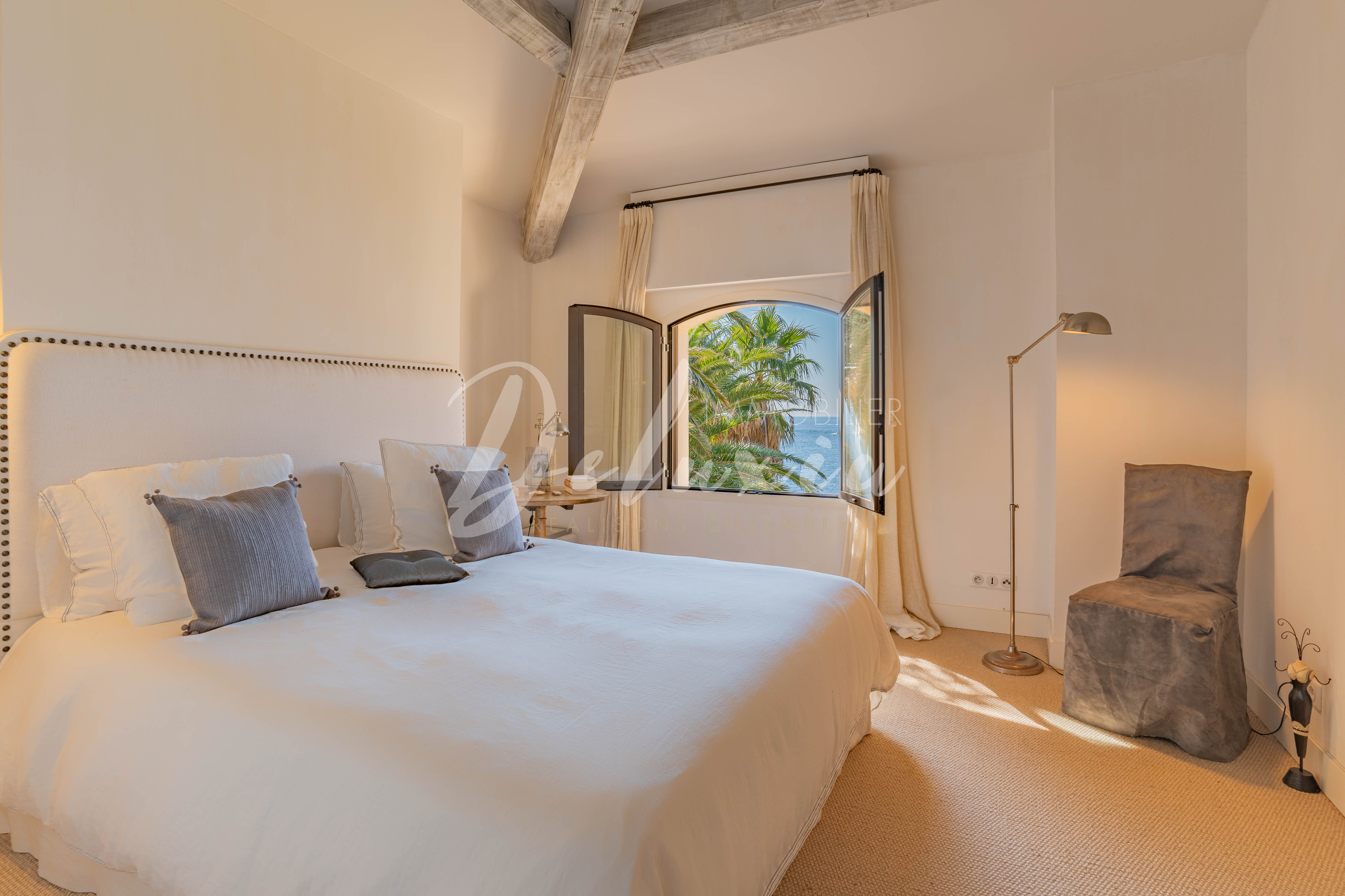 Achat villa avec chambres spacieuses vue mer à Saint-Raphaël 