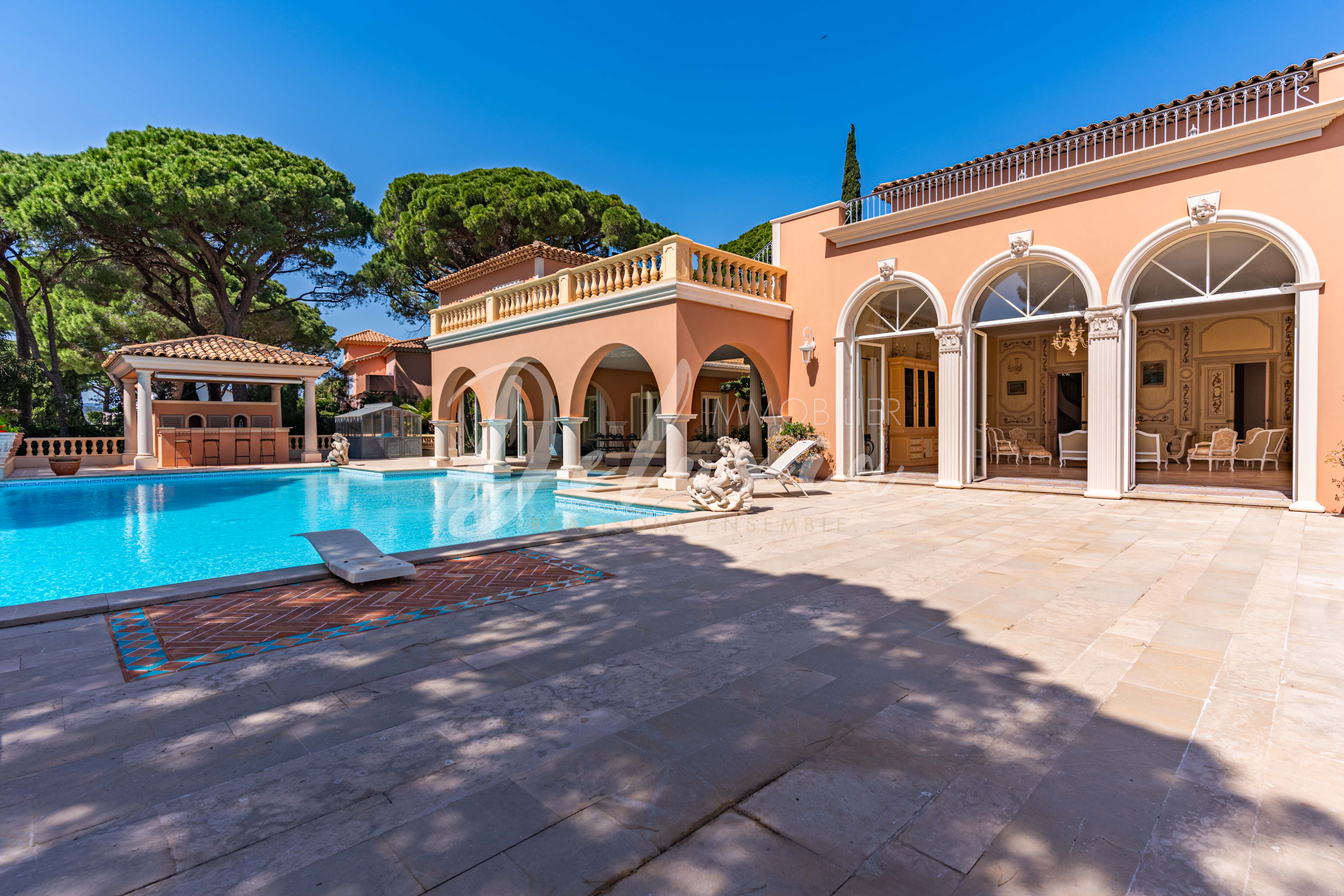 Maison à vendre avec grands extérieurs à Sainte-Maxime 