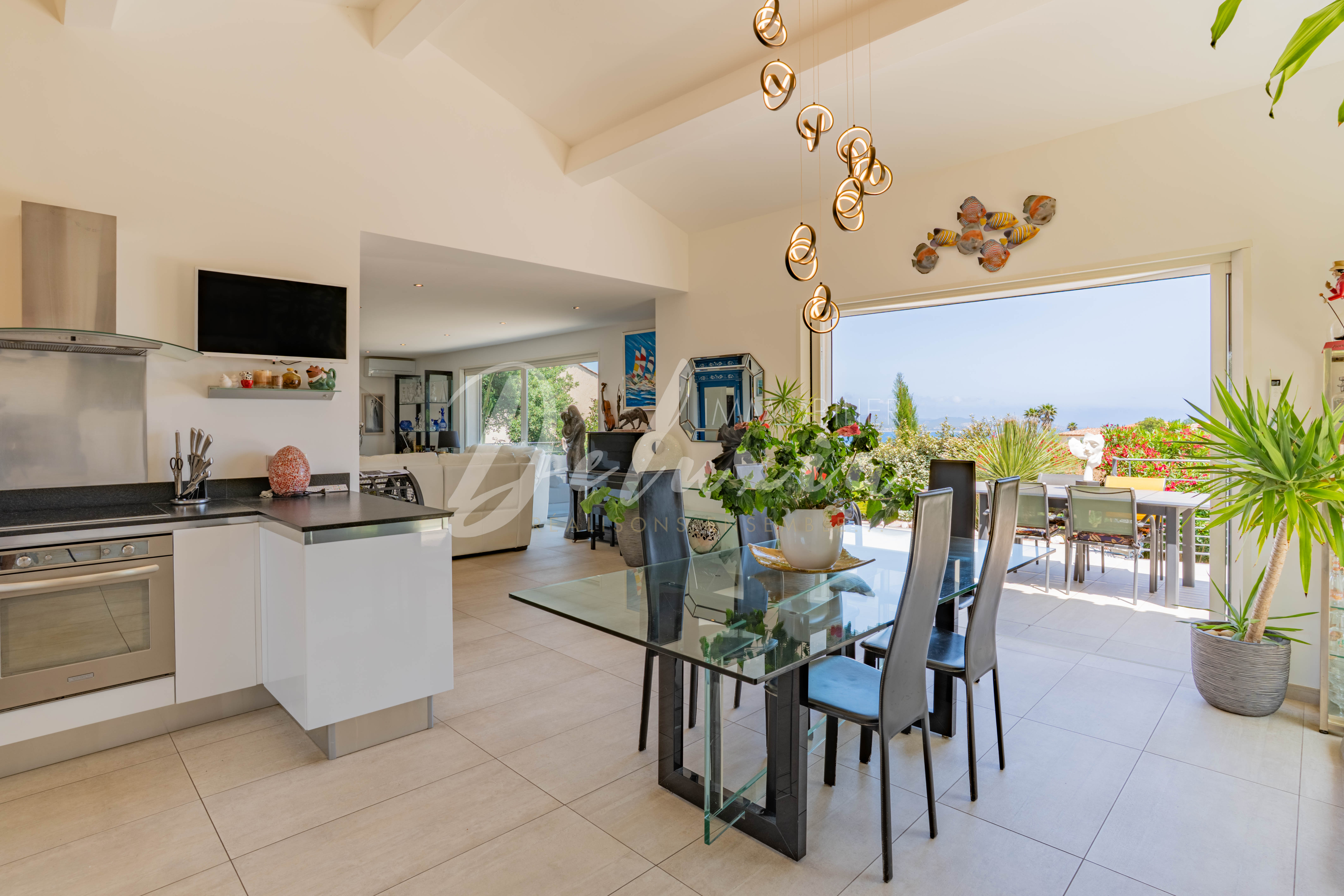 Villa à vendre avec cuisine moderne à Saint-Aygulf 