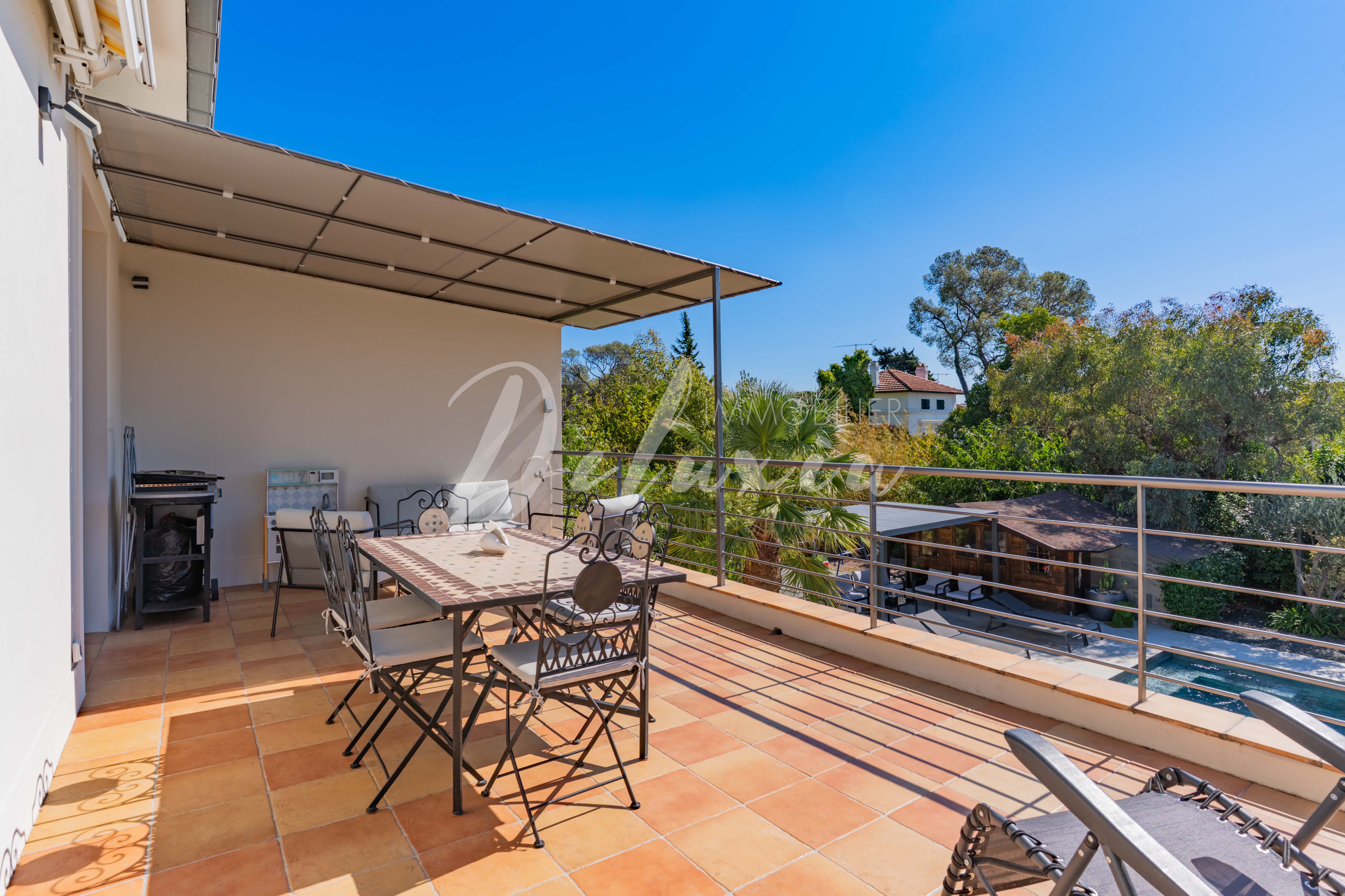 Villa à vendre avec grande terrasse ensoleillée à Saint-Raphaël.
