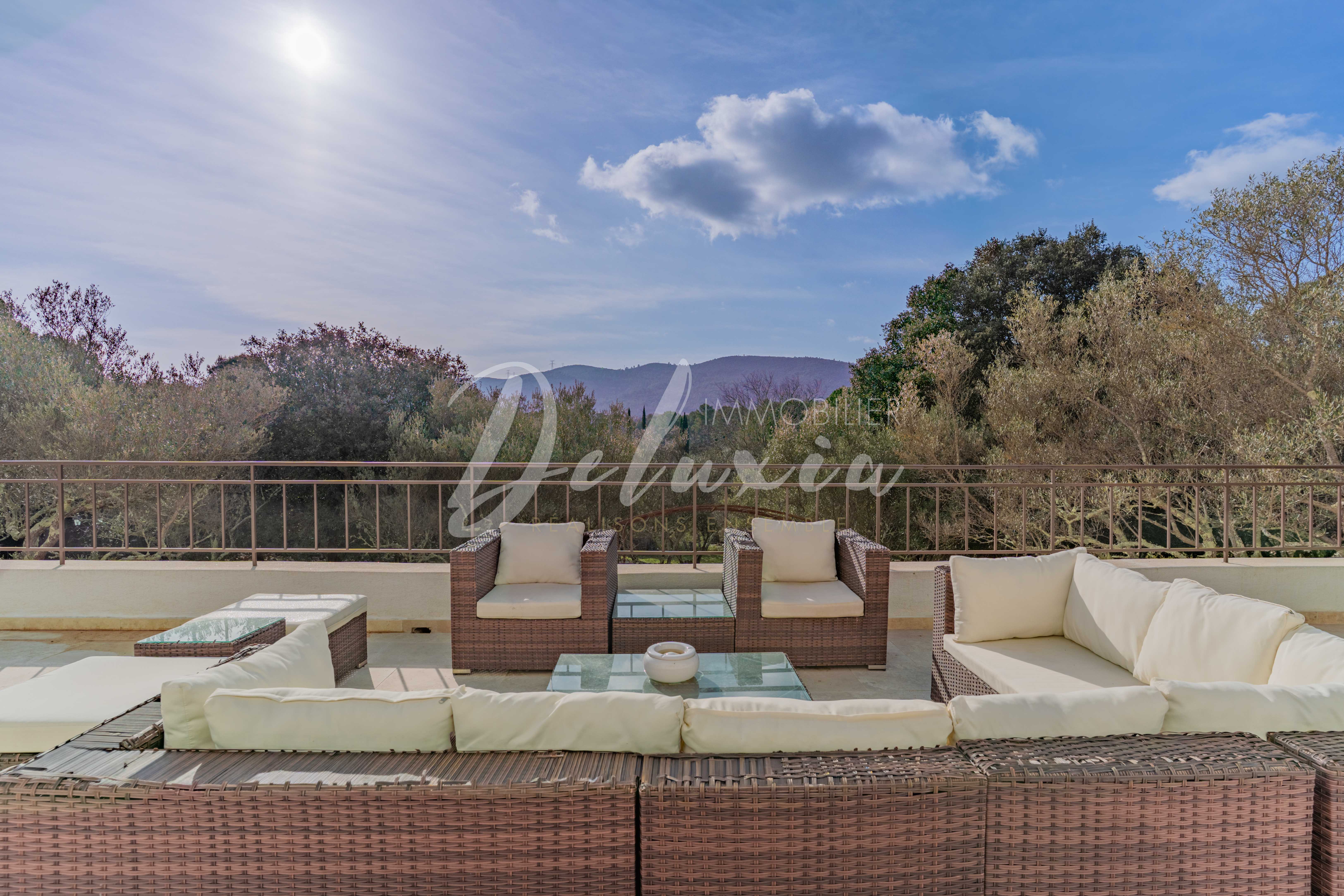 Maison à vendre avec vue dégagée sur la verdure au Thoronet