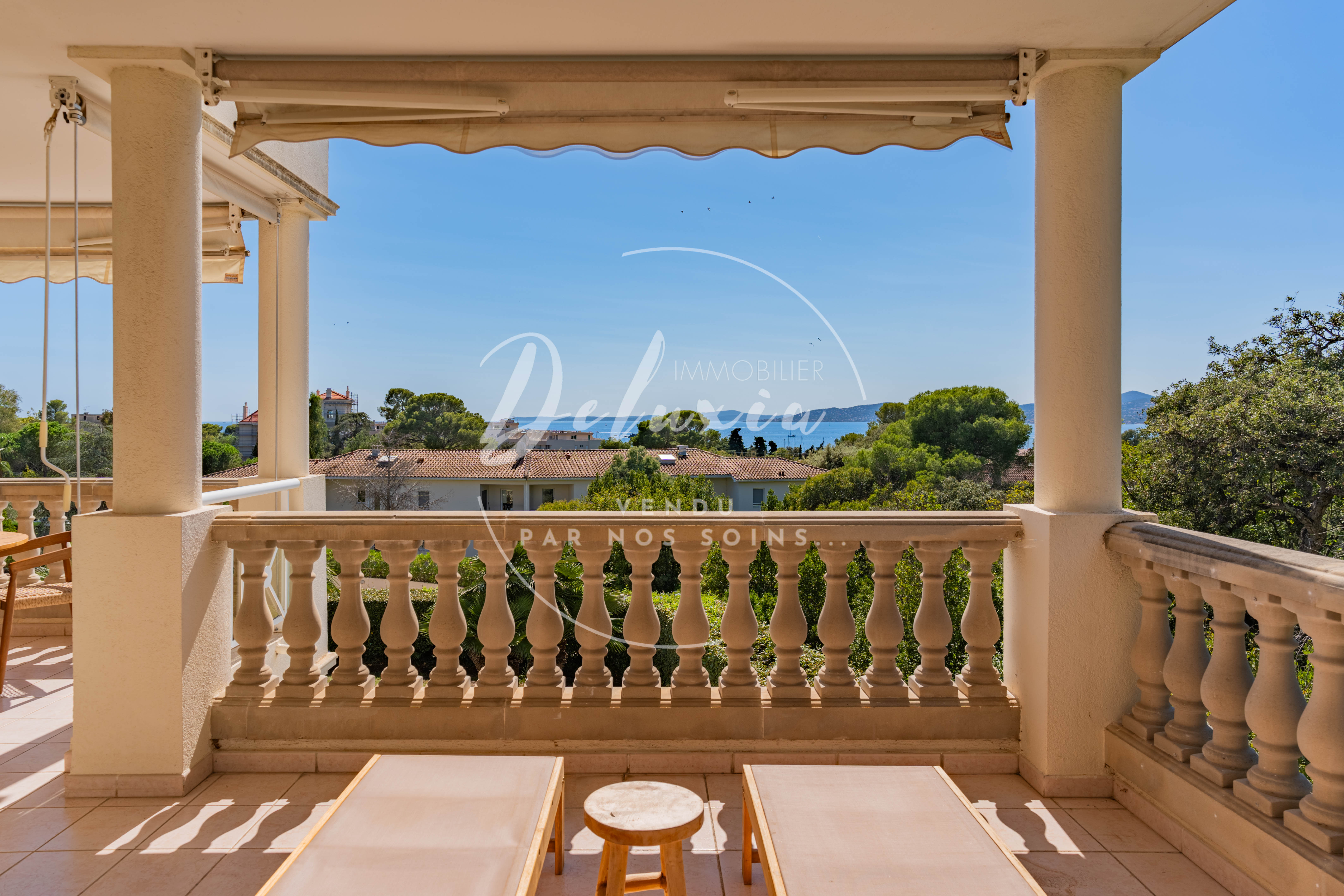 Appartement rénové avec vue mer, 3 chambres, grande terrasse et double garage, dans une résidence avec piscine proche de la plage à Saint-Raphaël.