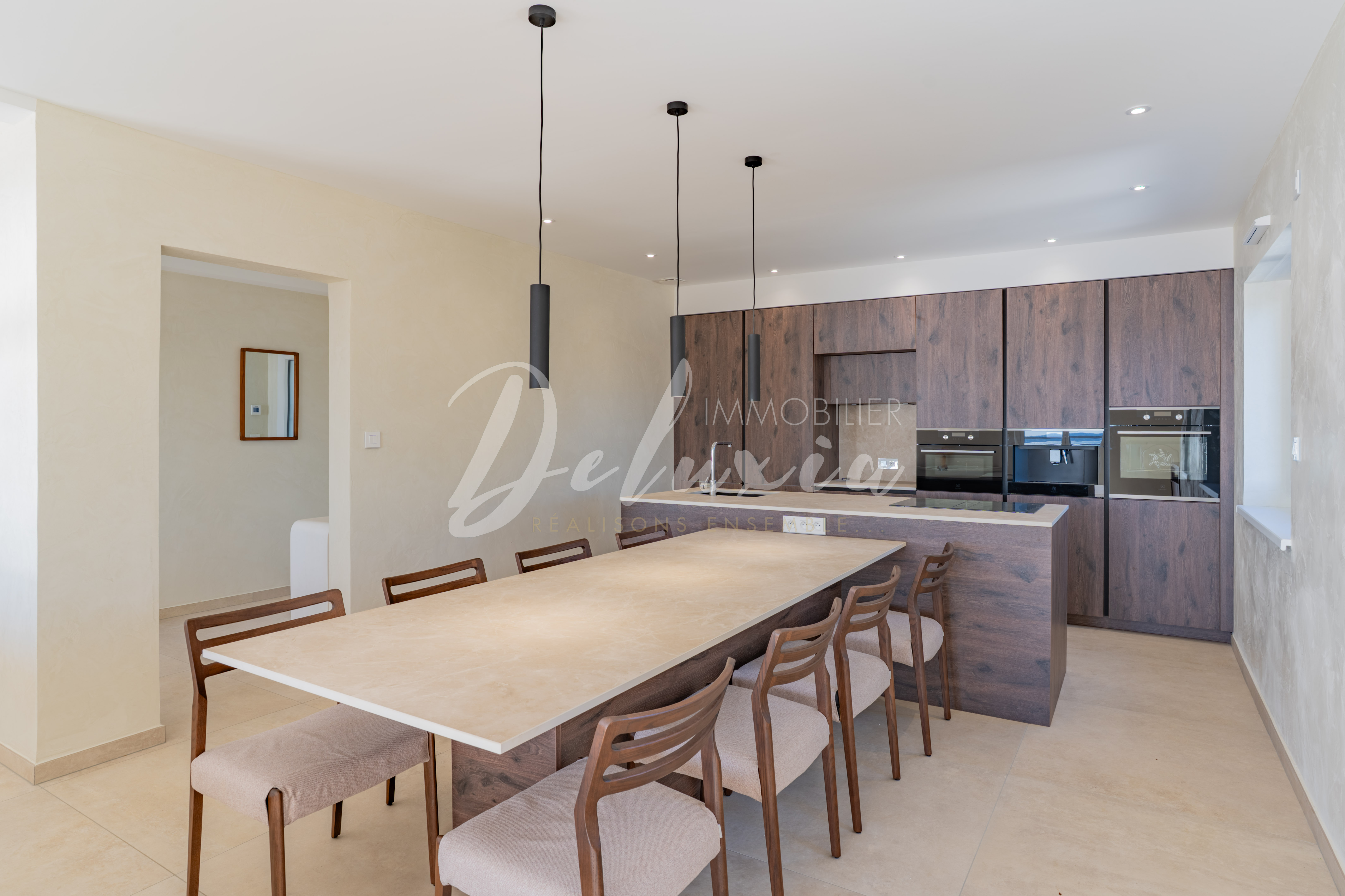 Villa à vendre avec cuisine ouverte haut de gamme et îlot central aux Issambres