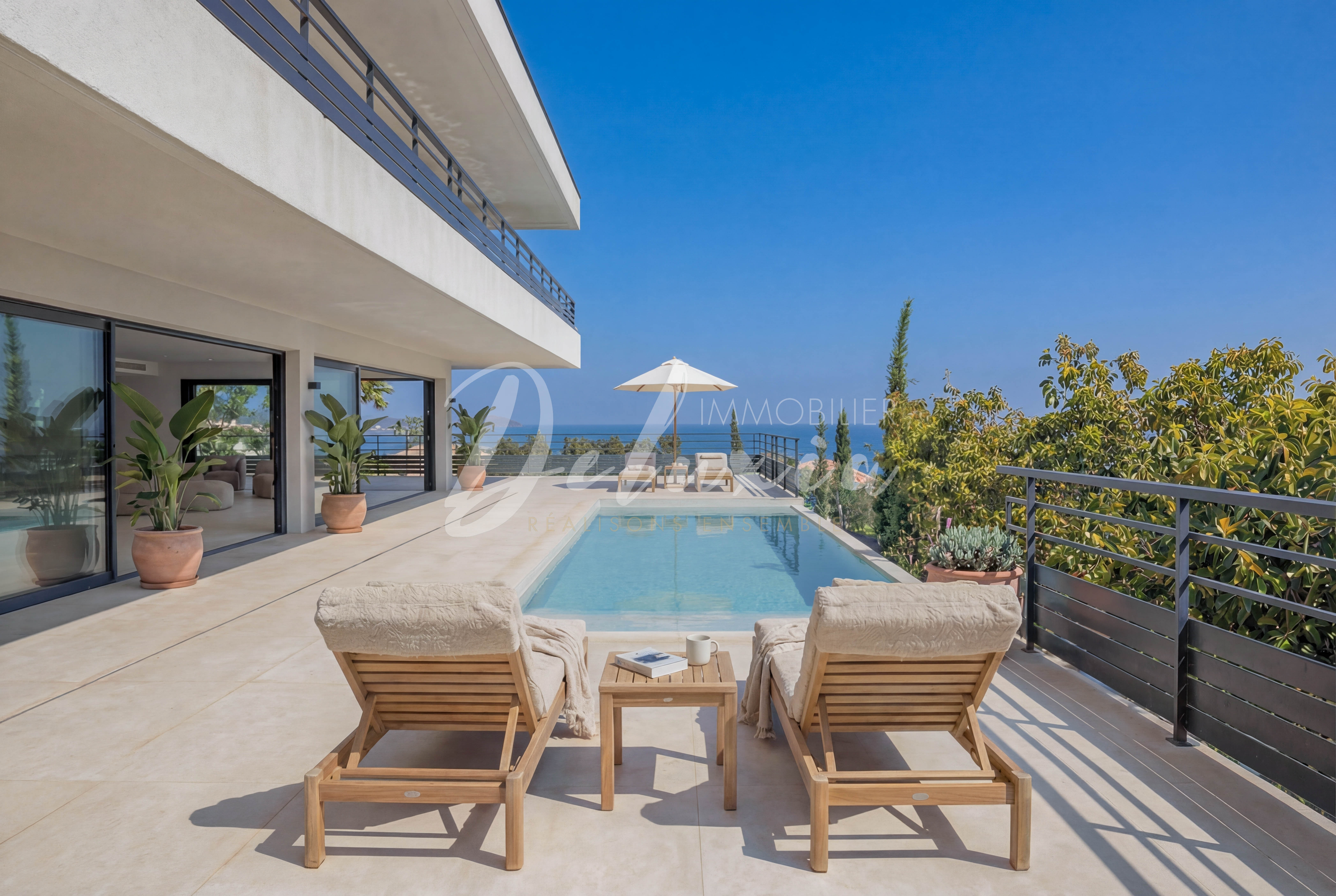 Acheter une villa neuve sur la Côte d'Azur.