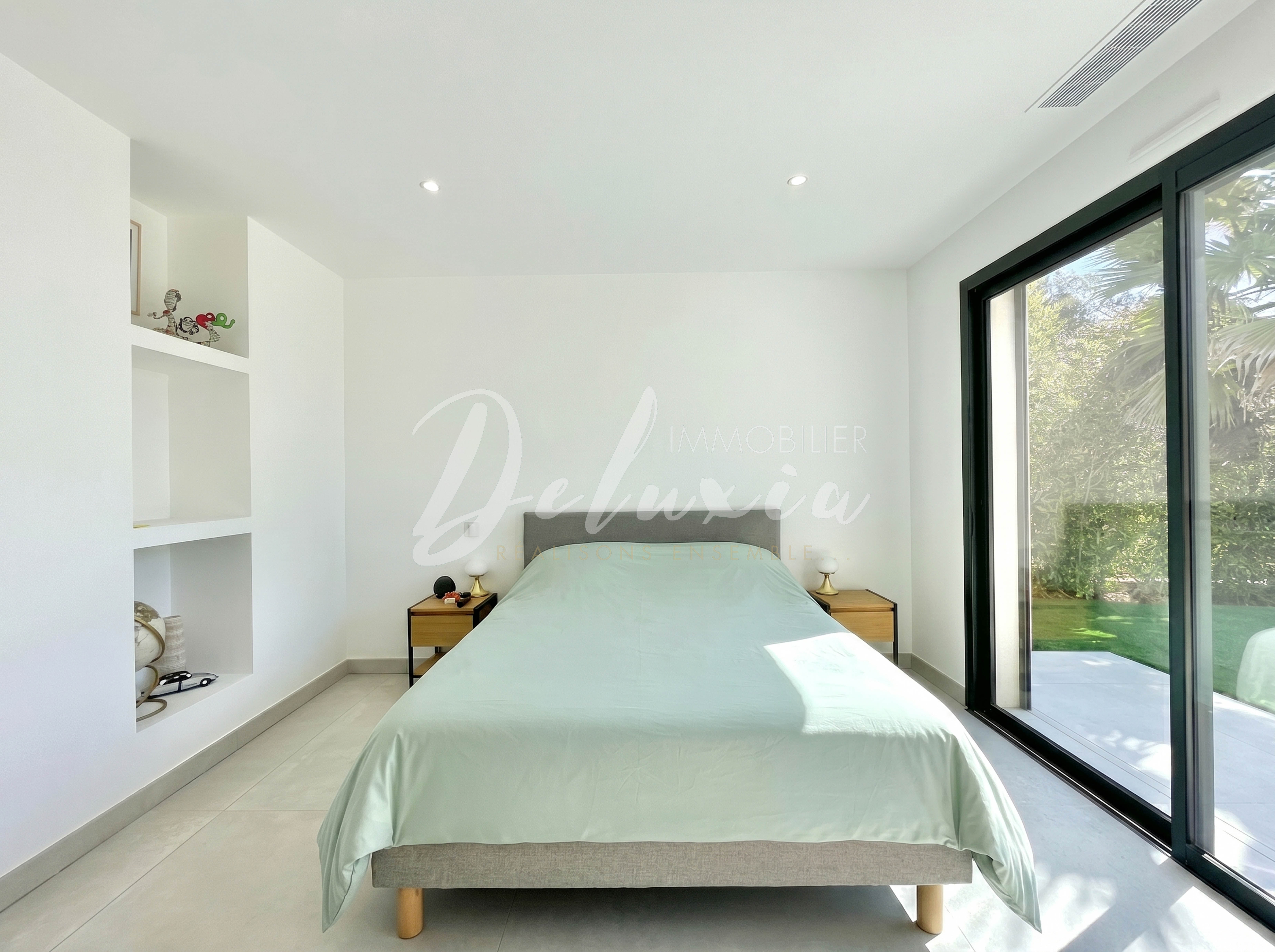 Villa contemporaine avec piscine chauffée et prestations haut de gamme à Fréjus.