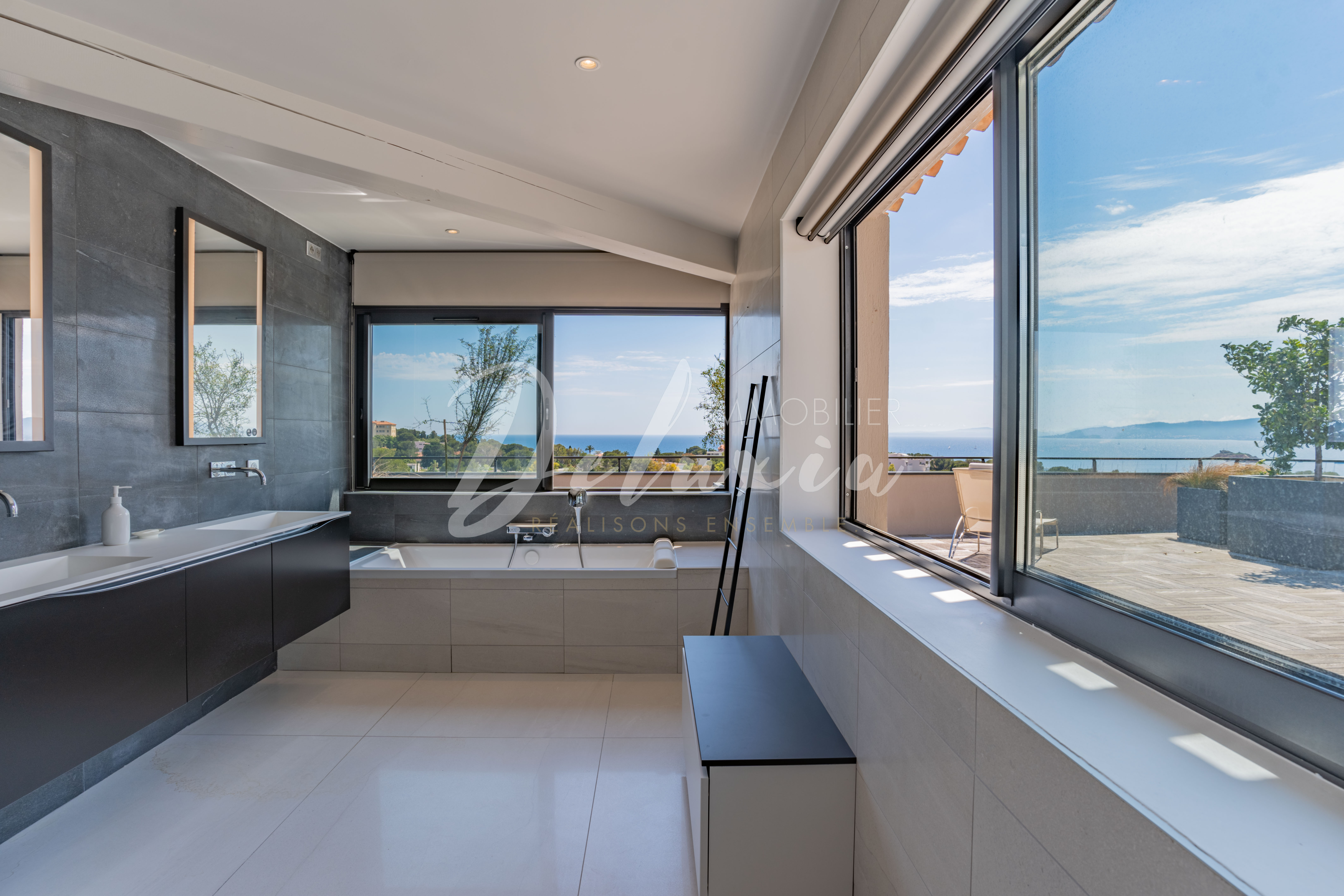 Acheter villa avec grande salle de bains moderne à Saint-Raphaël 