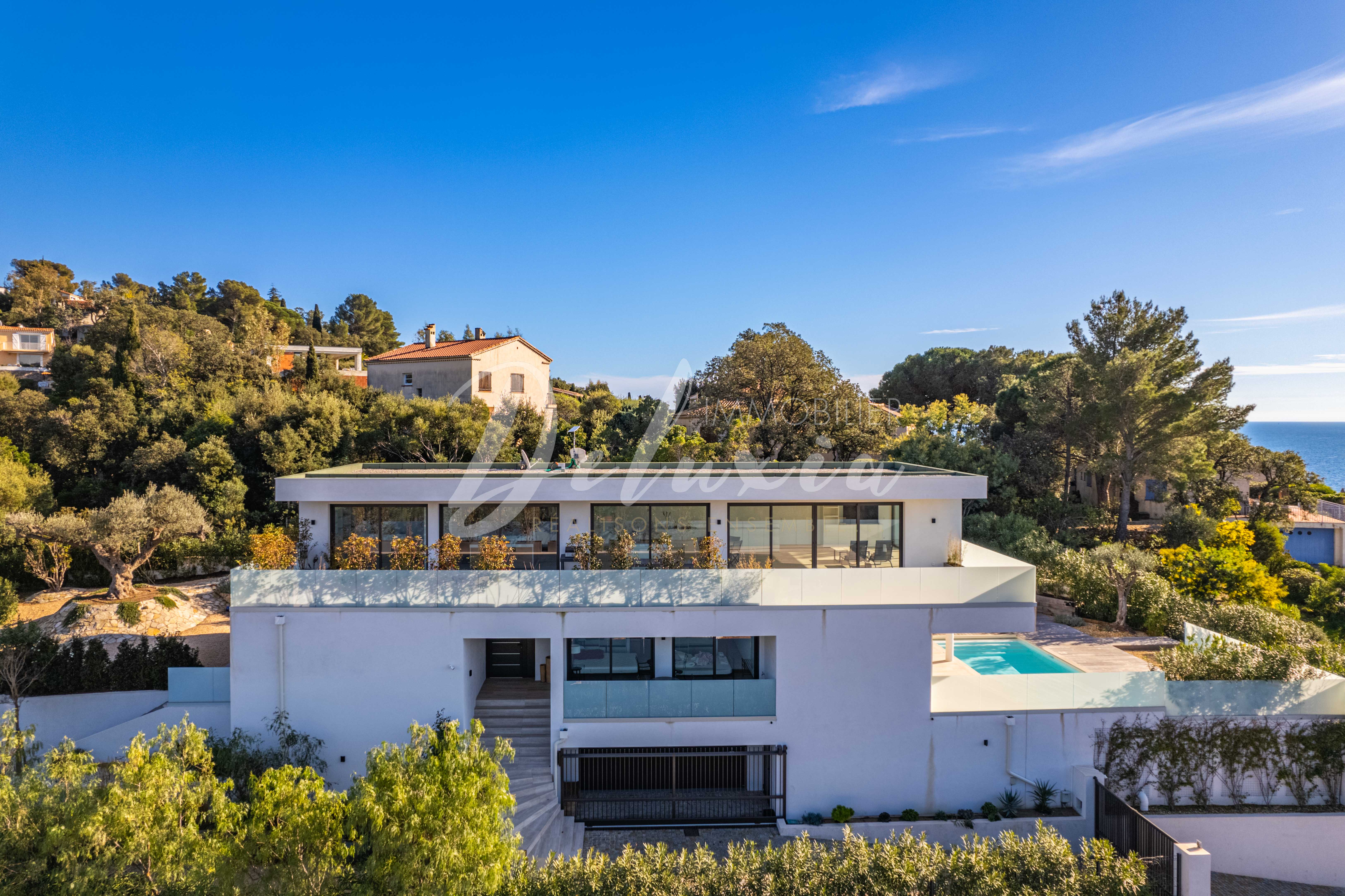 Villa contemporaine avec de grands volumes, les Issambres