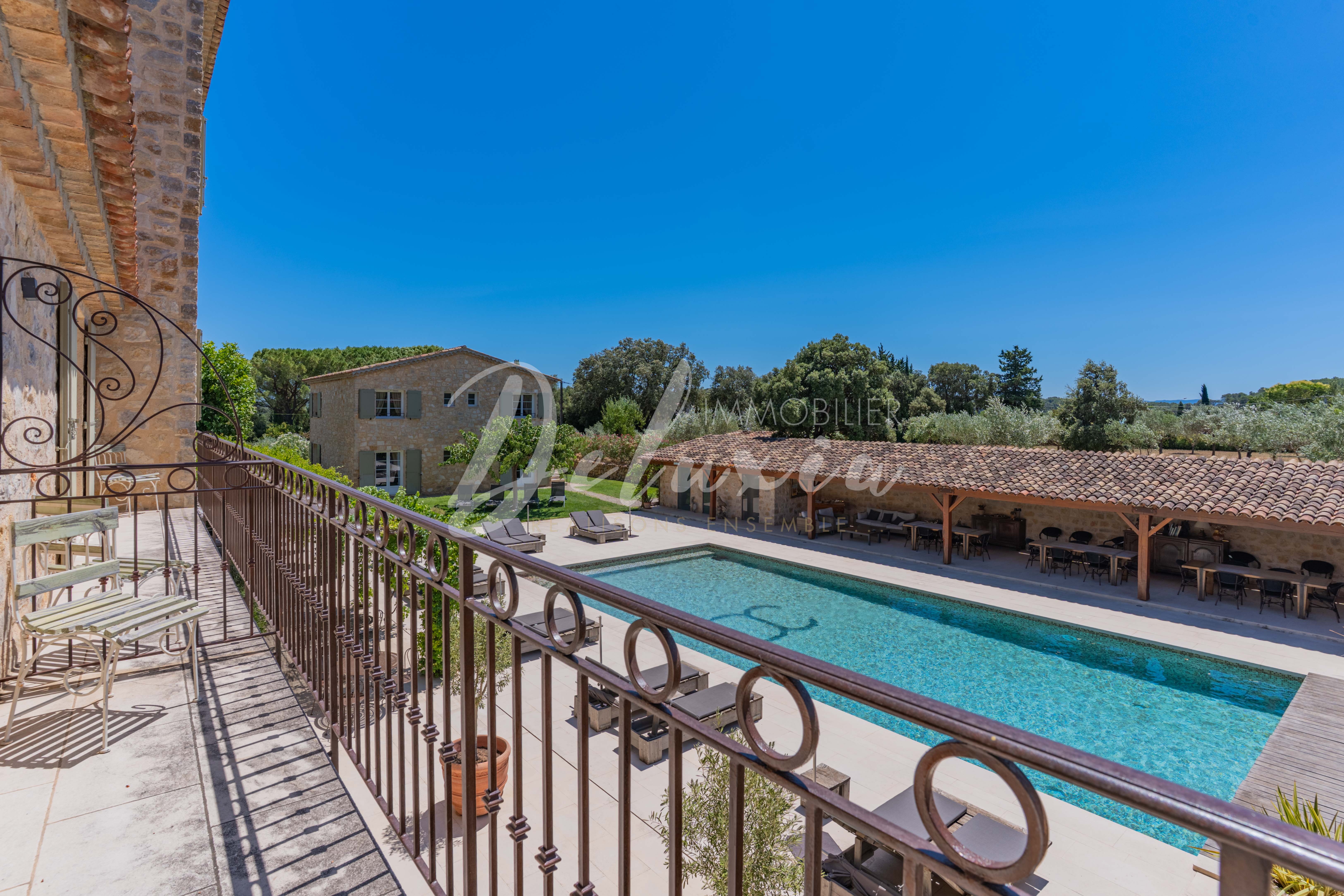 Propriété à vendre avec de nombreuses terrasses à Lorgues