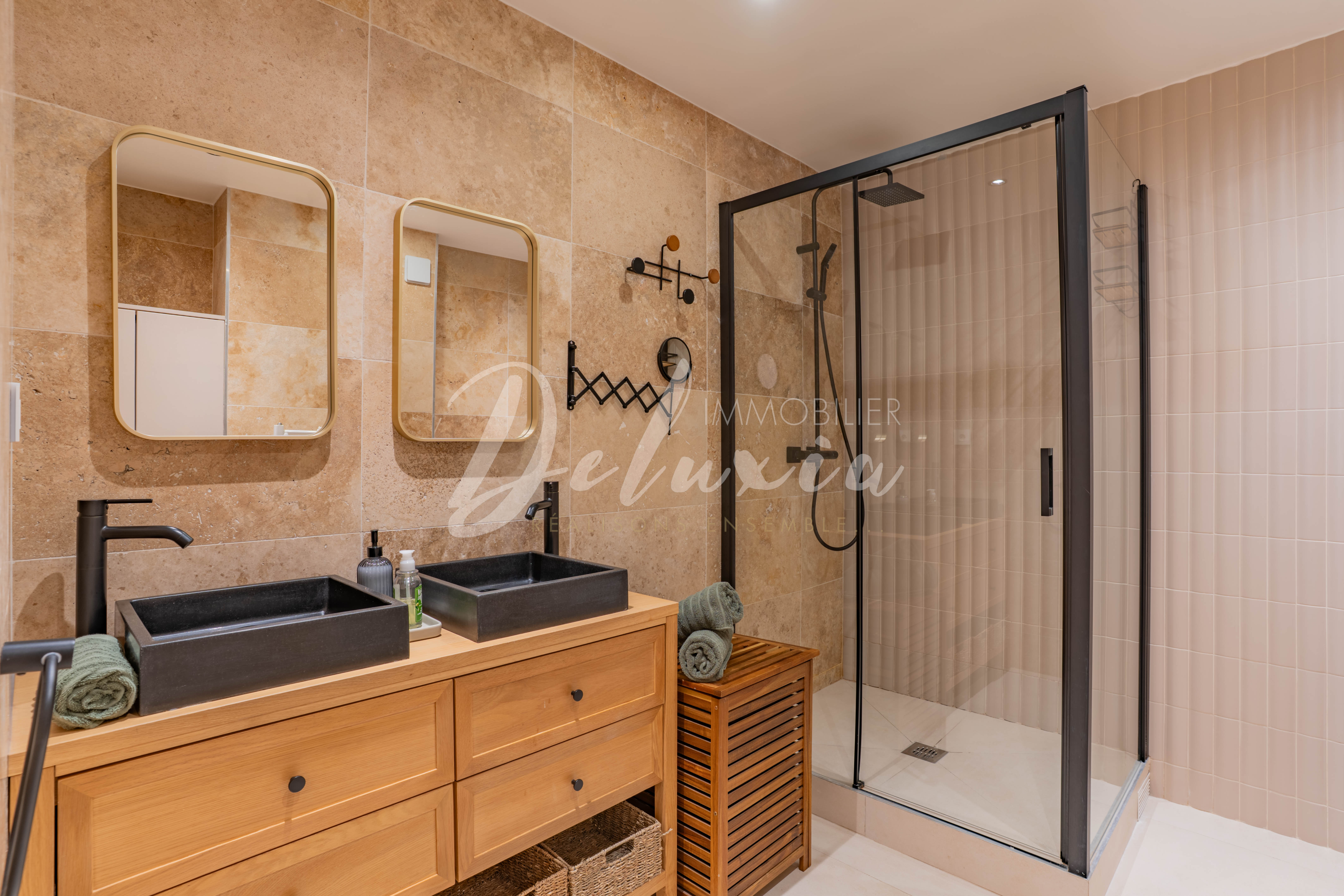 Appartement avec grande salle d'eau moderne à Saint-Tropez 