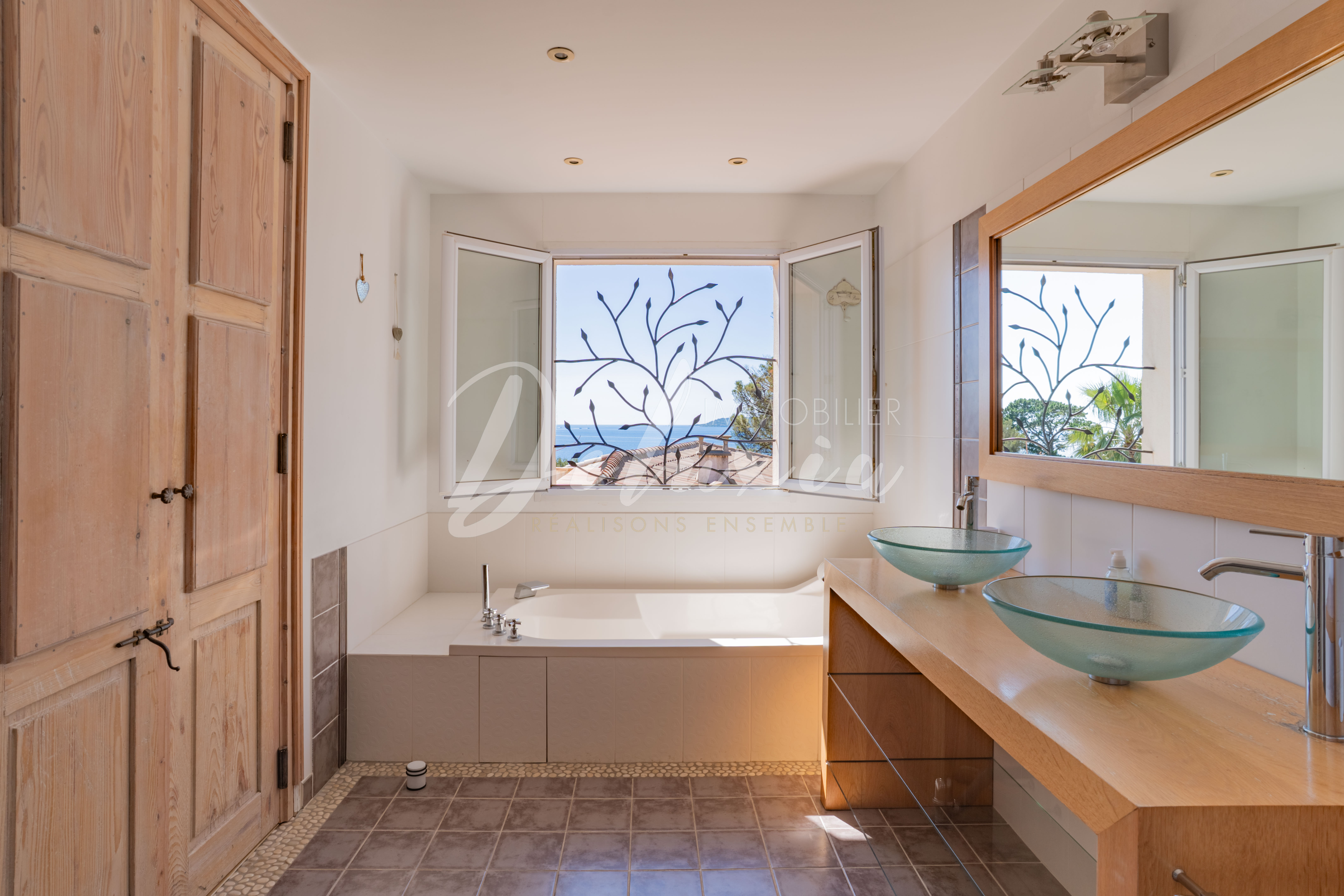 Villa à vendre avec spacieuse salle de bains à Sainte-Maxime