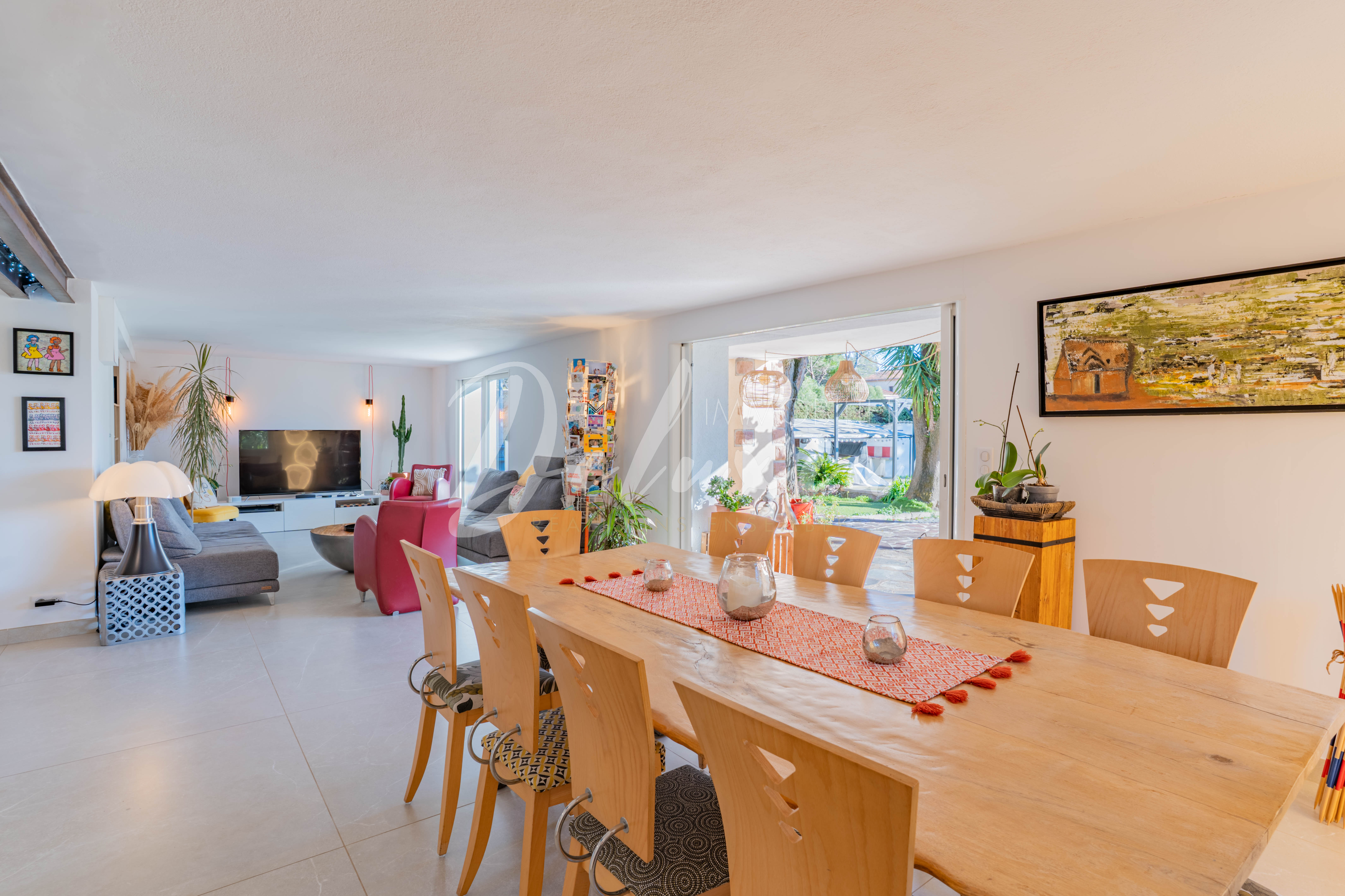 Maison à vendre avec salle à manger ouverte sur la terrasse à Saint-Raphaël