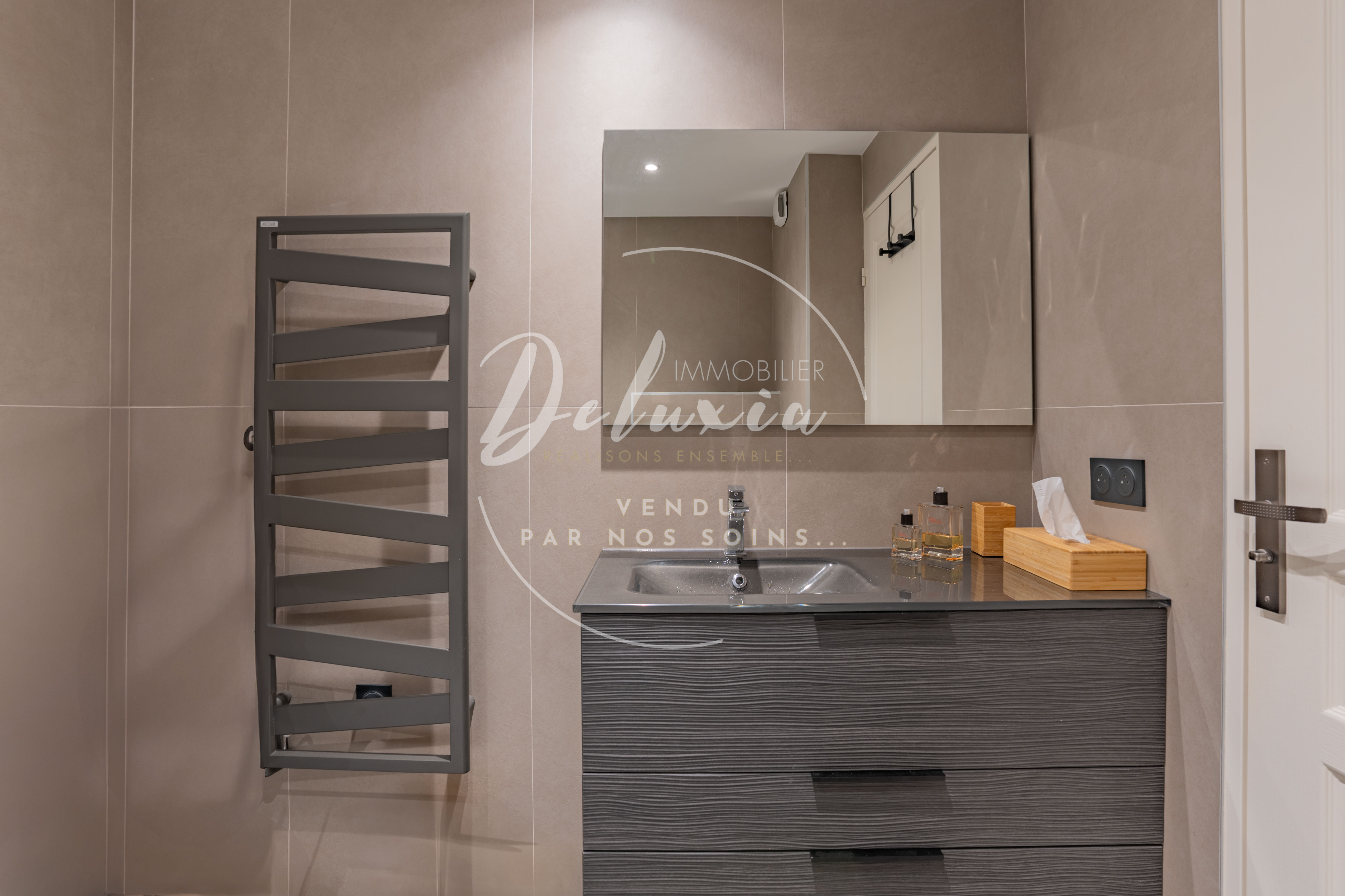 Appartement rénové avec vue mer, 3 chambres, grande terrasse et double garage, dans une résidence avec piscine proche de la plage à Saint-Raphaël.