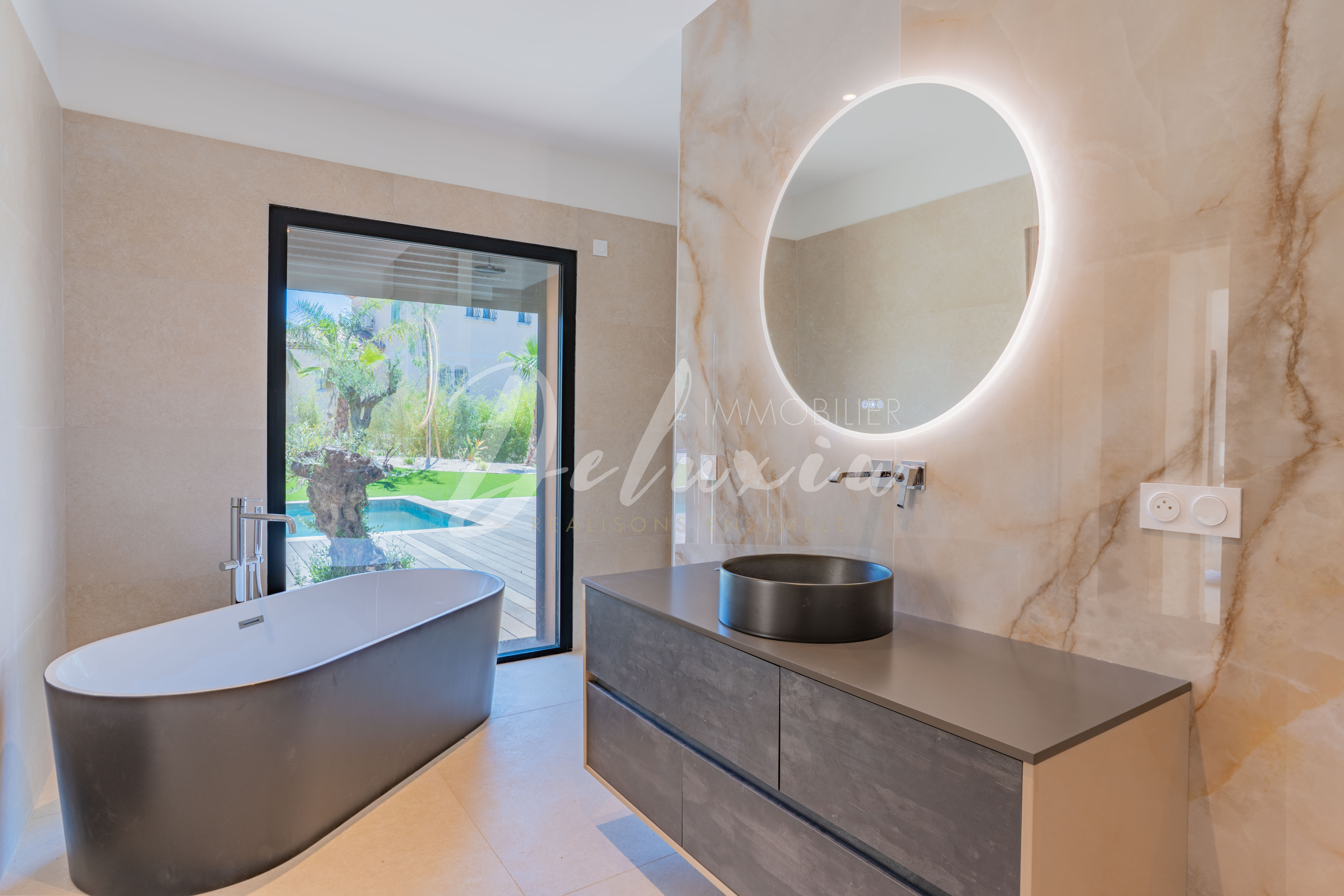 Villa à vendre avec grande salle de bain luxueuse à Saint-Raphaël