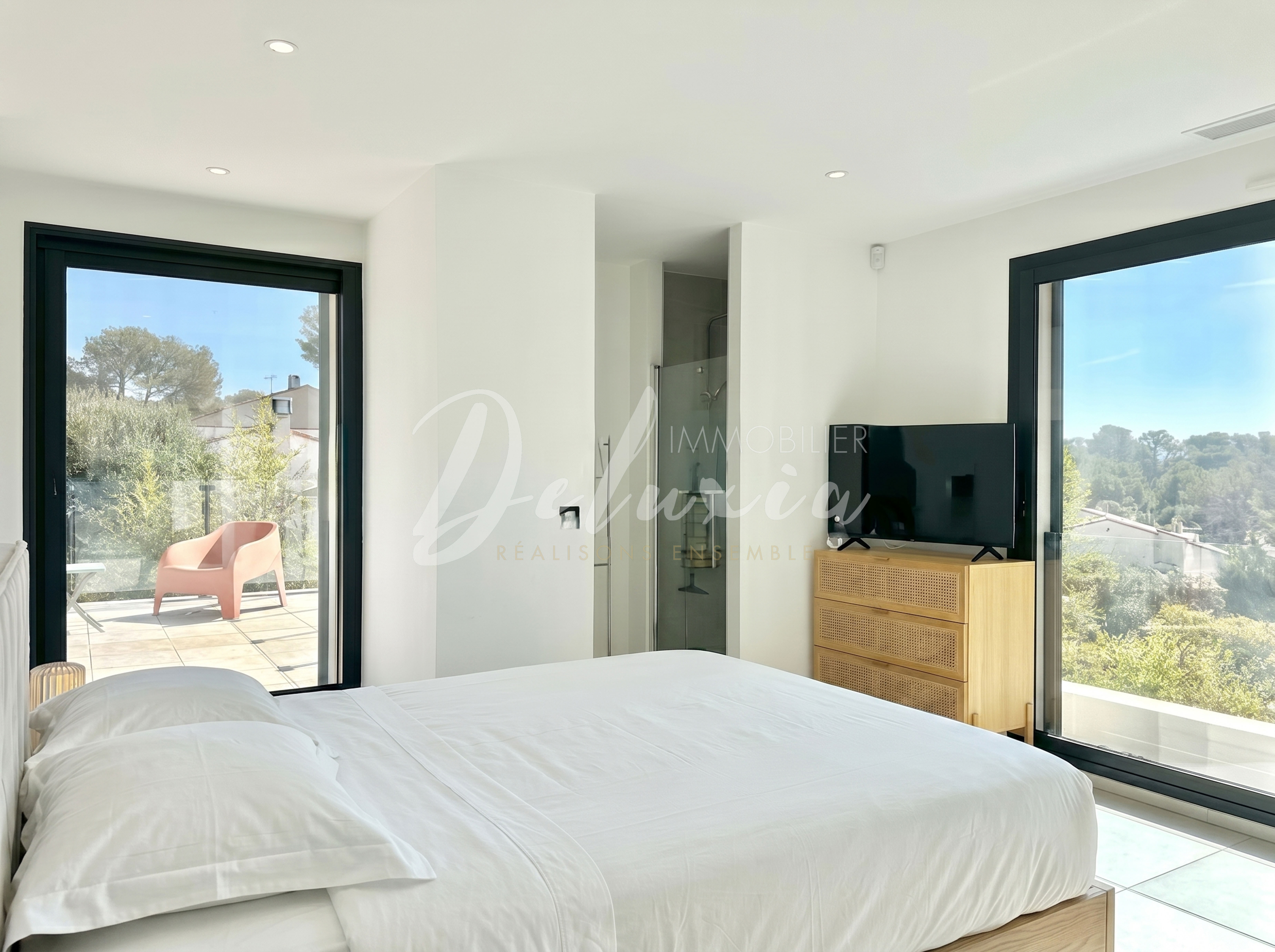 Villa contemporaine avec piscine chauffée et prestations haut de gamme à Fréjus.