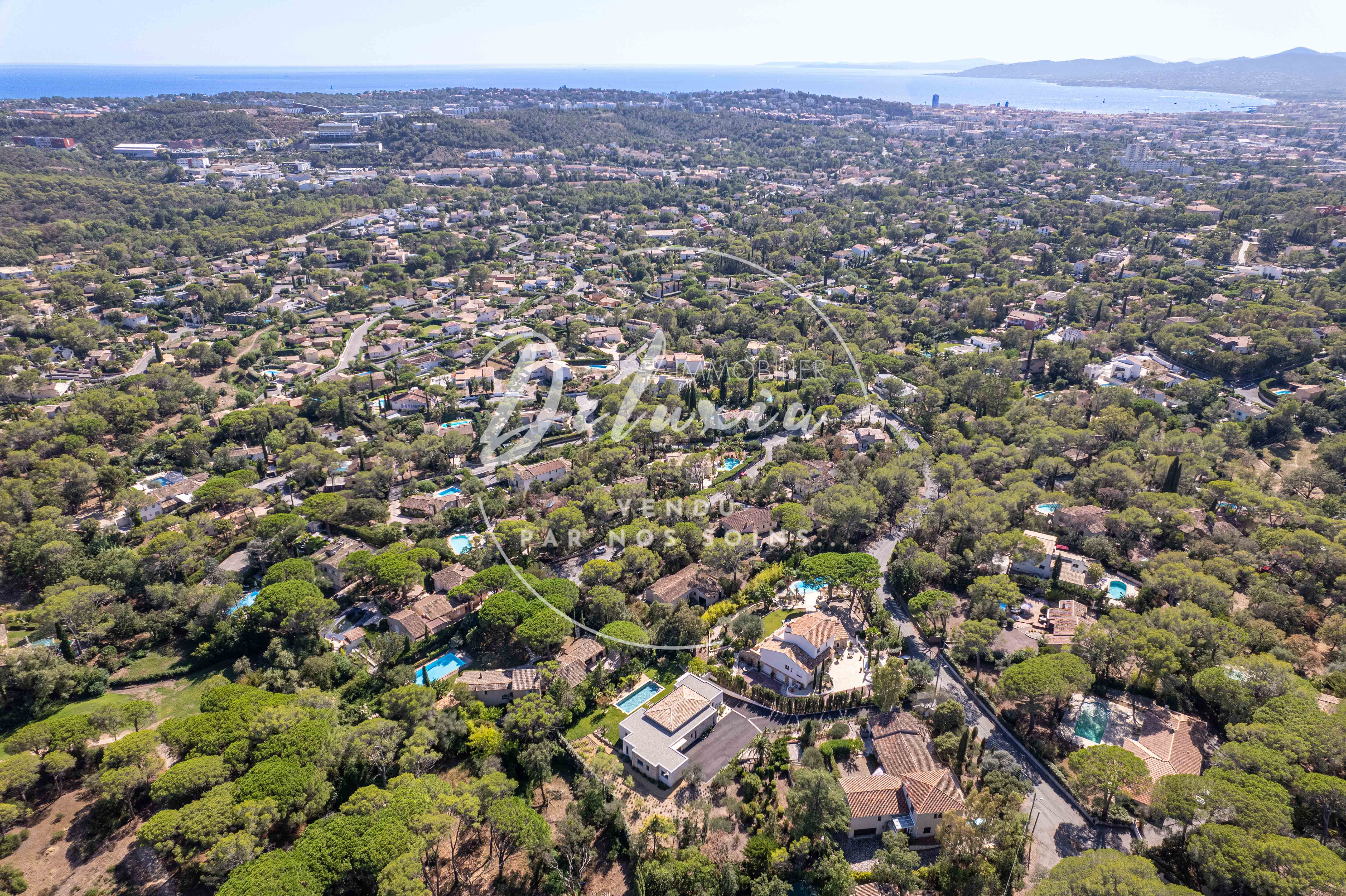 Vue aérienne sur la ville de Saint-Raphël