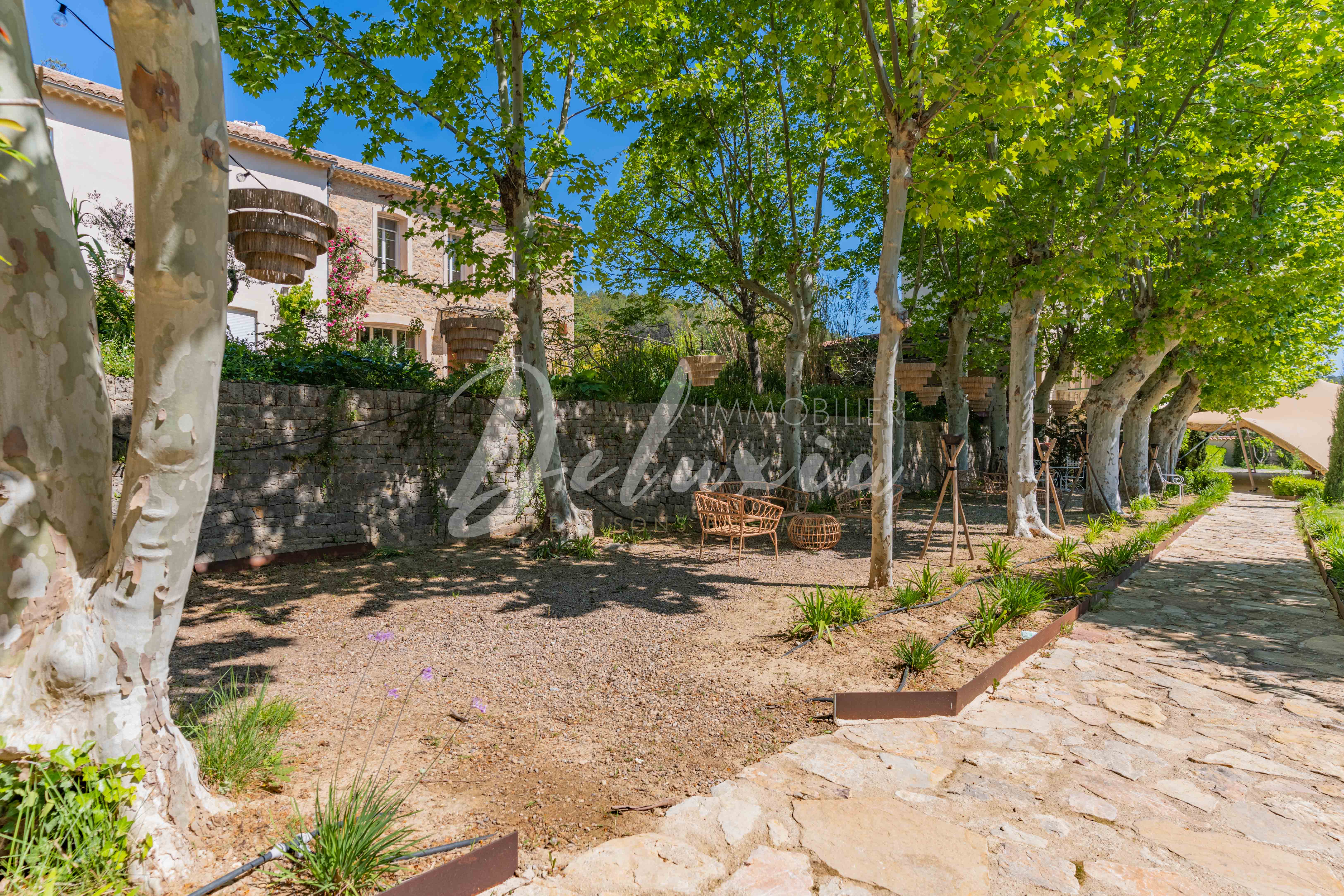 Propriété avec de grands extérieurs à vendre au Thoronet