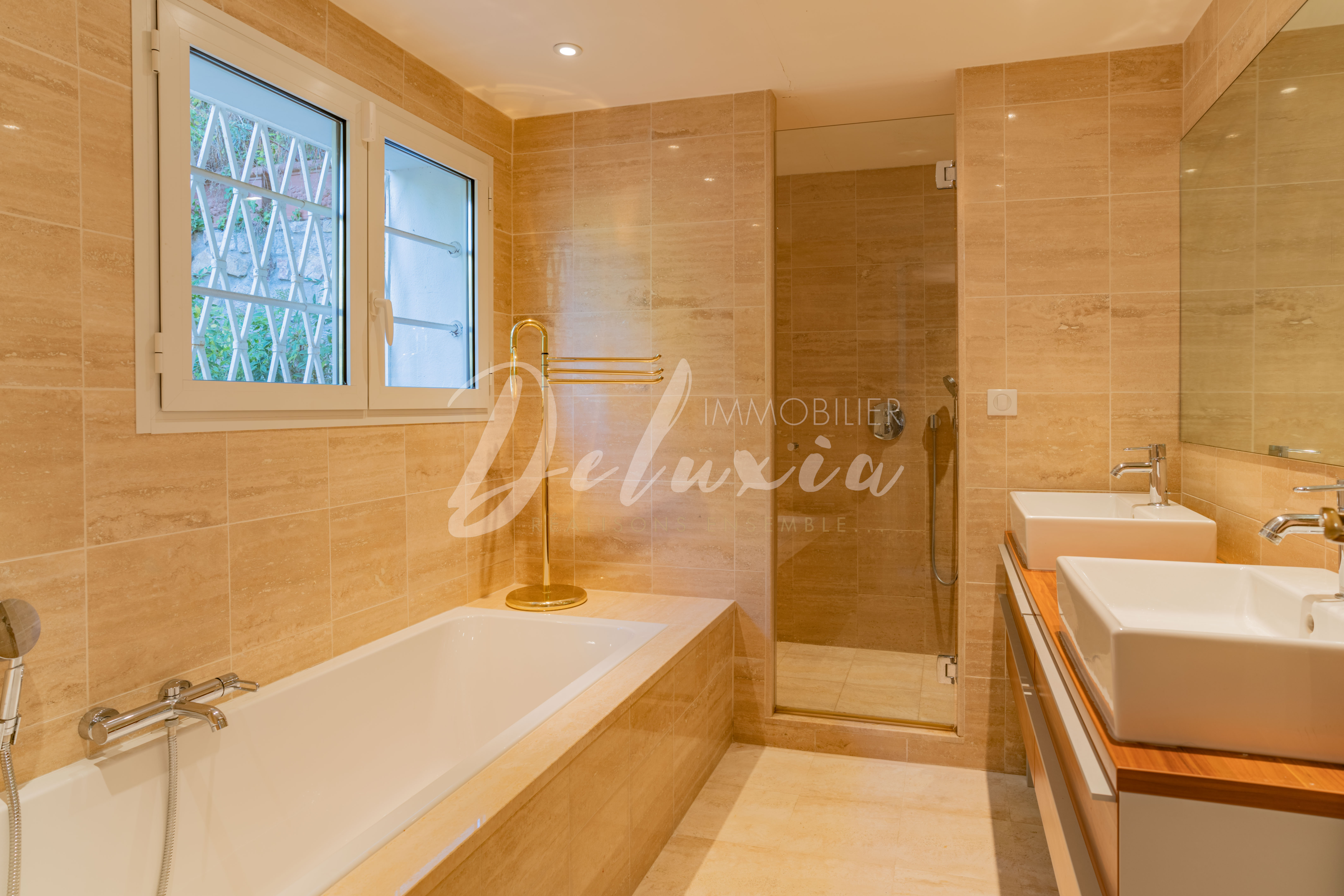 Maison à vendre avec salle de bains moderne à Cannes. 