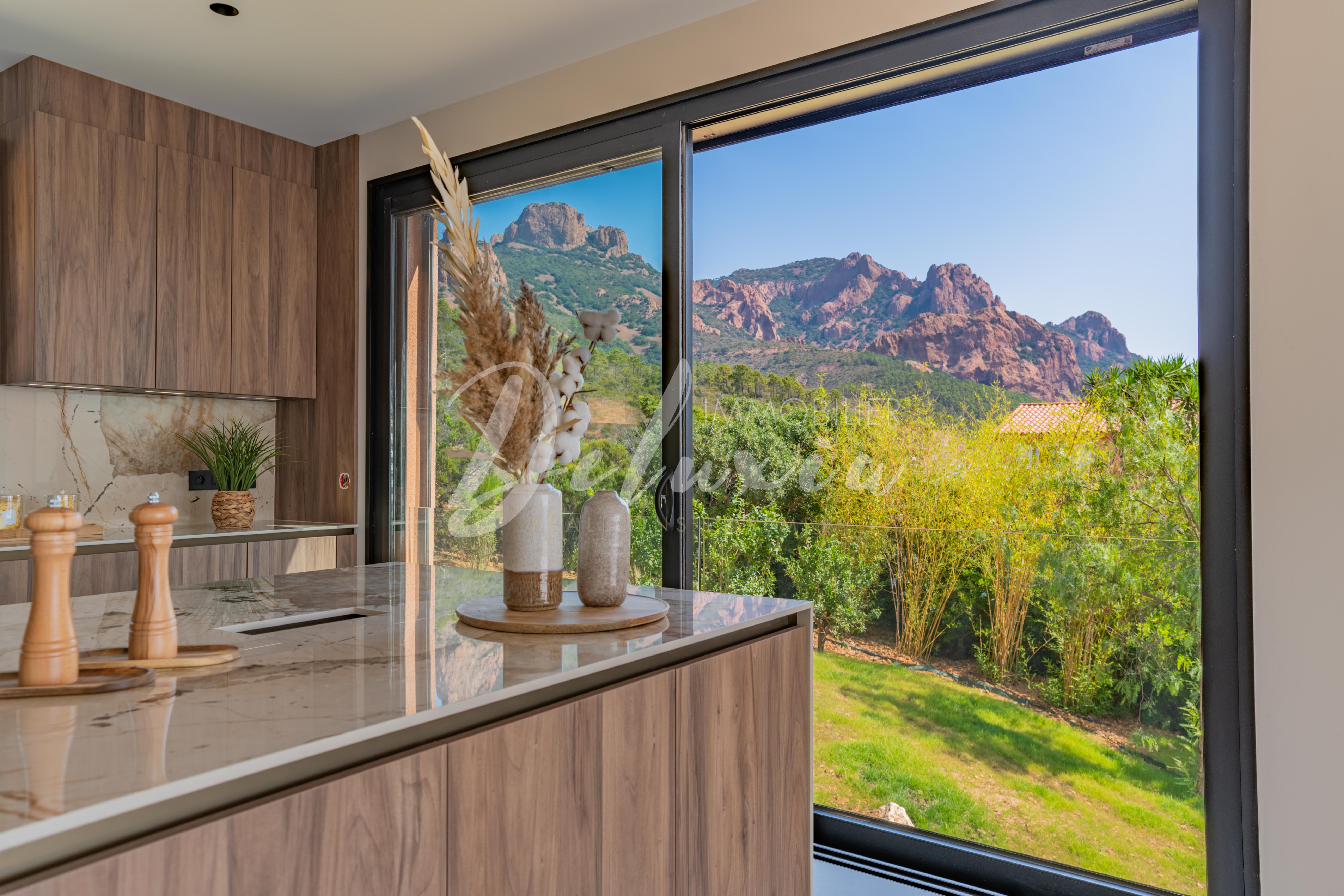 Maison à vendre avec cuisine vue mer sur les Roches Rouges à Anthéor
