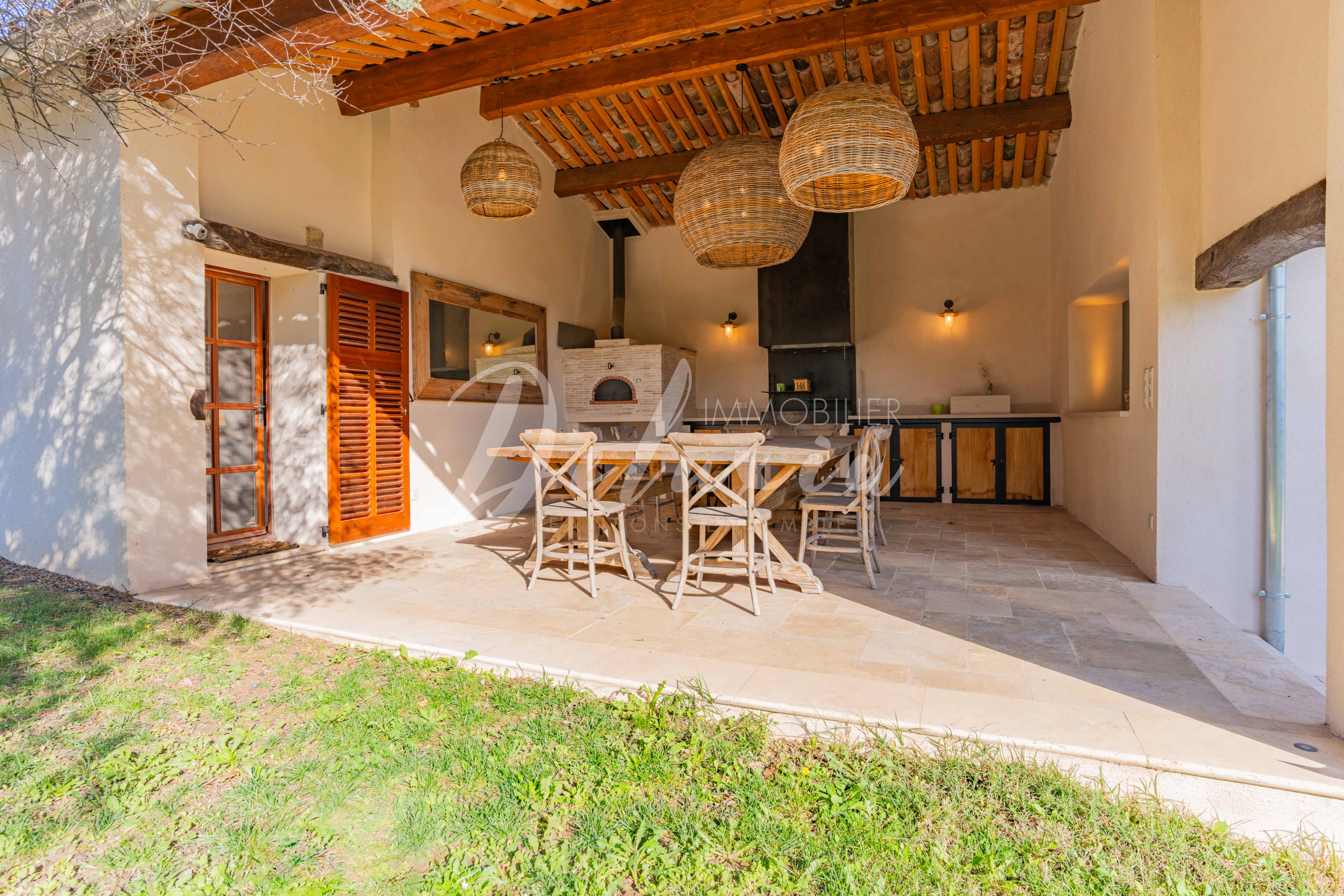 Maison avec vaste terrasse et cuisine d'été à vendre à Aups 
