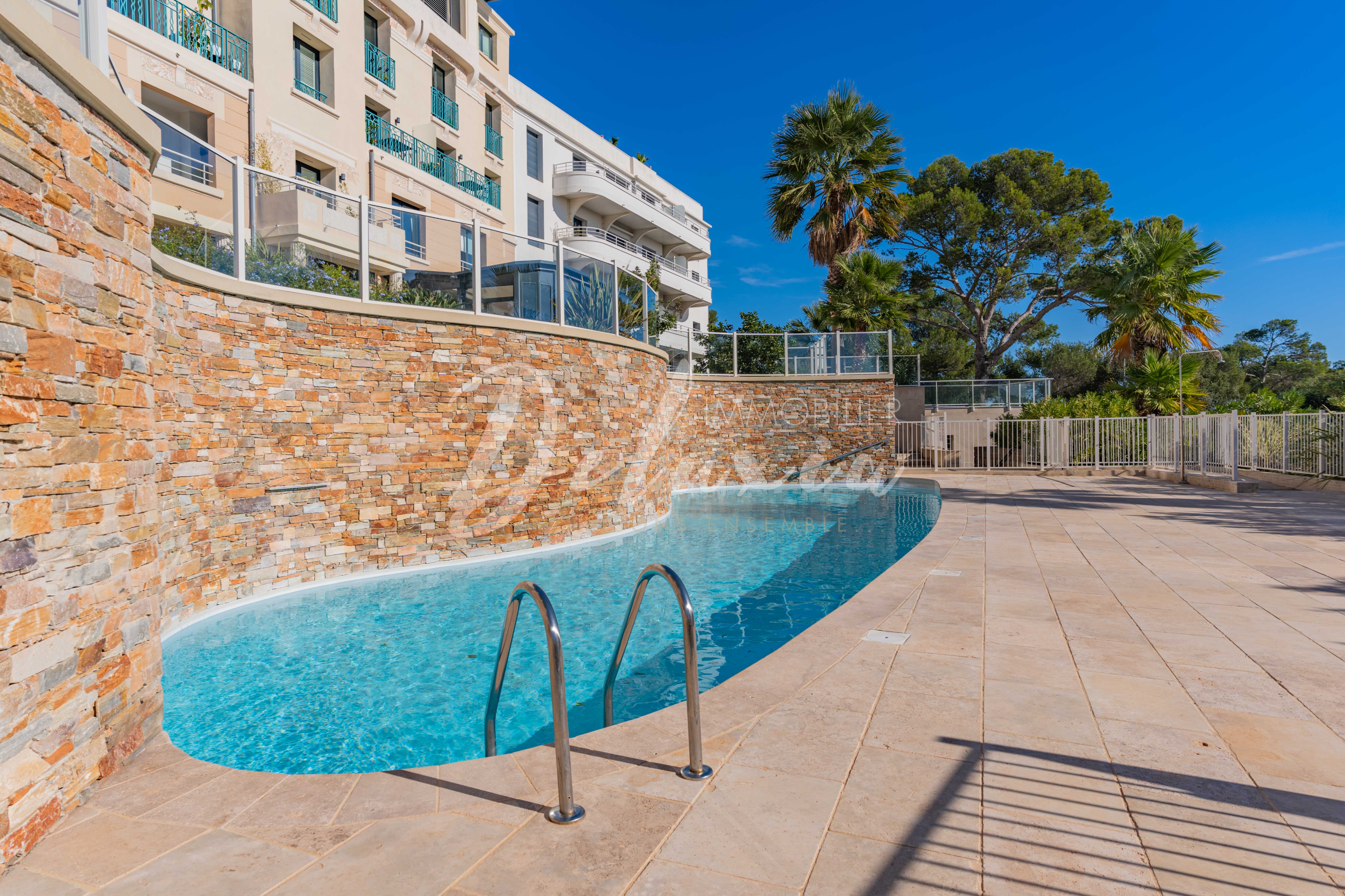 Achat appartement dans résidence avec piscine à Agay 