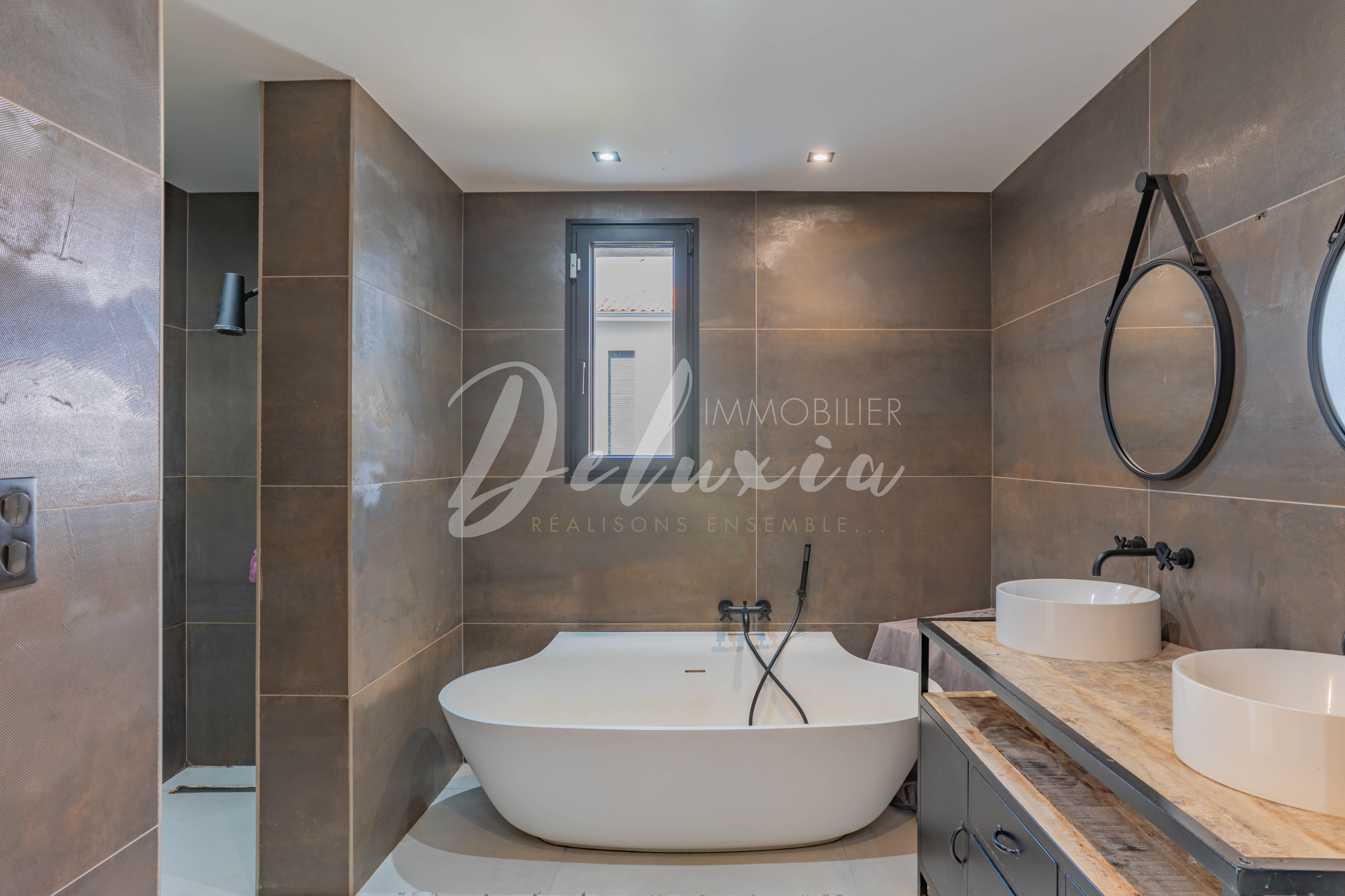 Villa rénovée avec piscine et 4 chambres au cœur de Valescure à Saint-Raphaël.