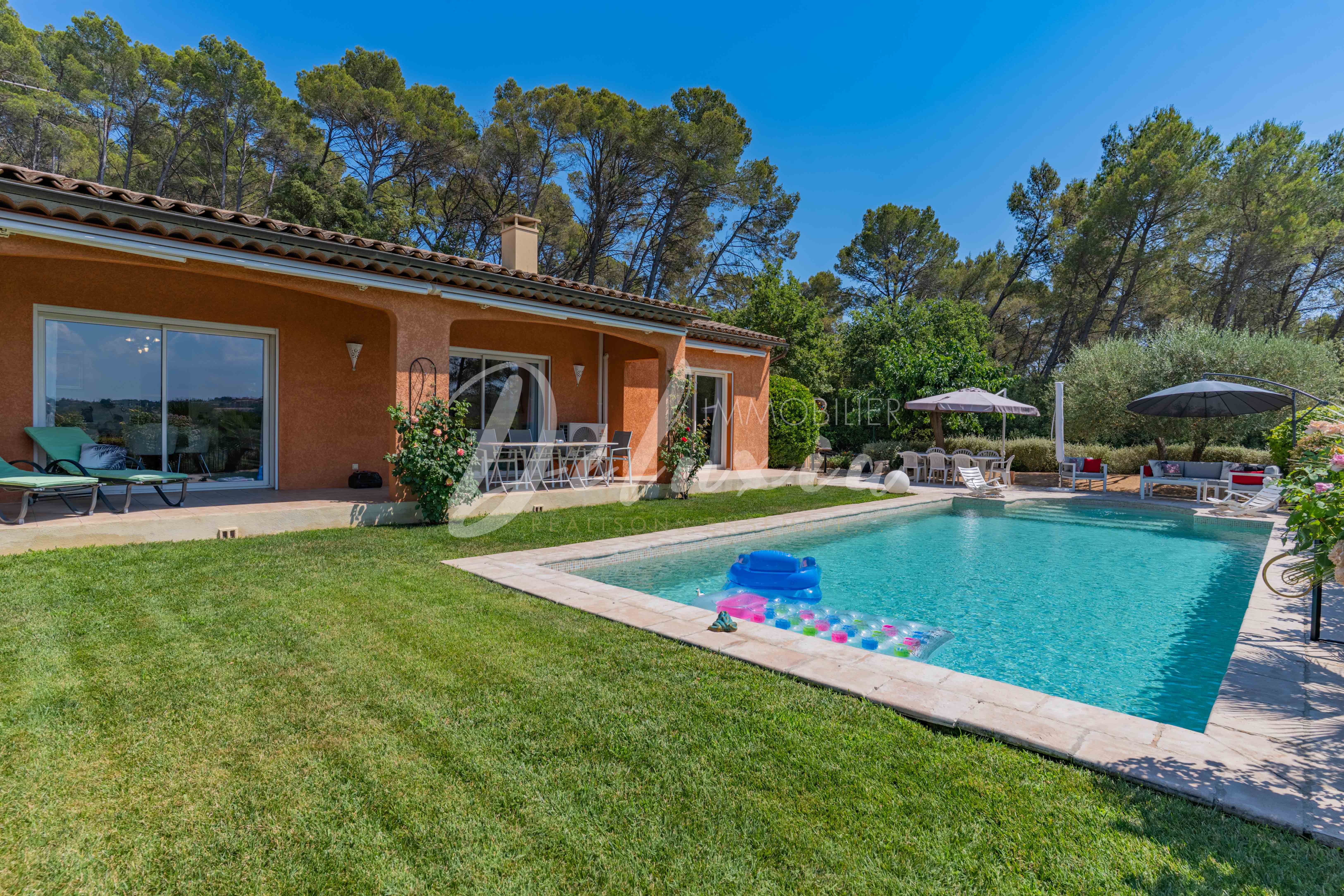 Achat villa avec grande terrasse et piscine à Draguignan 