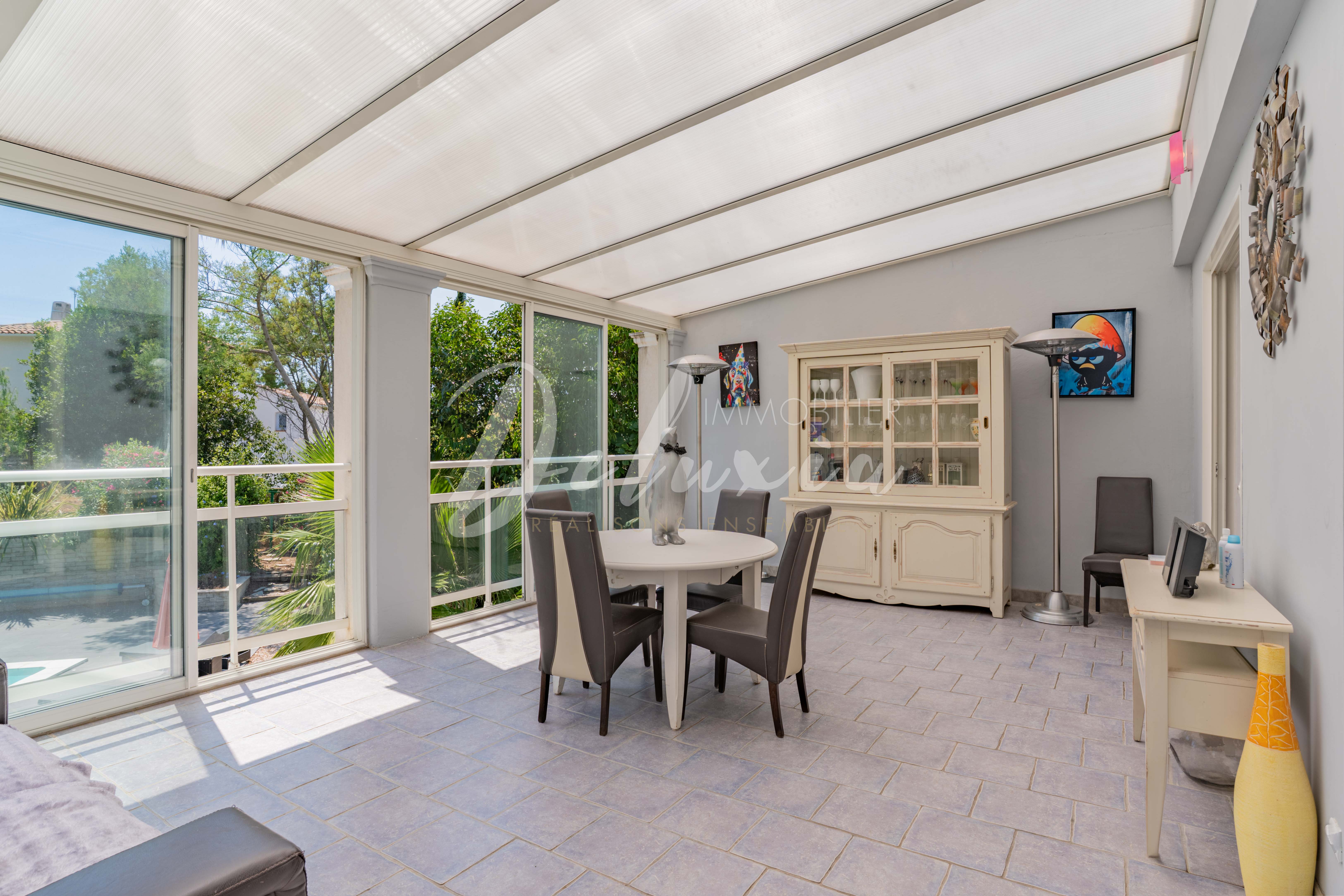 Villa à vendre avec grande terrasse couverte à Saint-Raphaël 