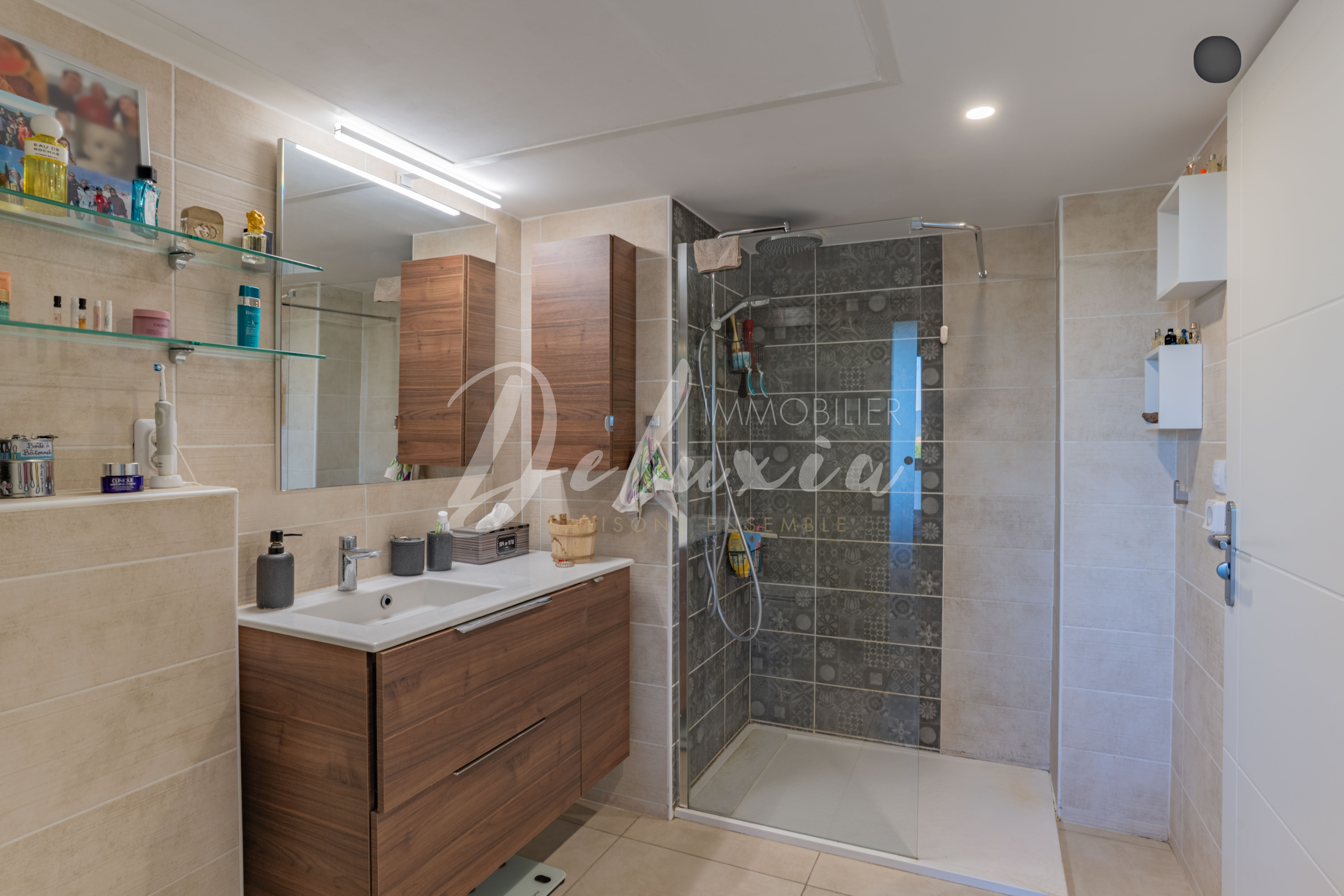 Appartement à vendre avec salle d'eau moderne à Fréjus. 