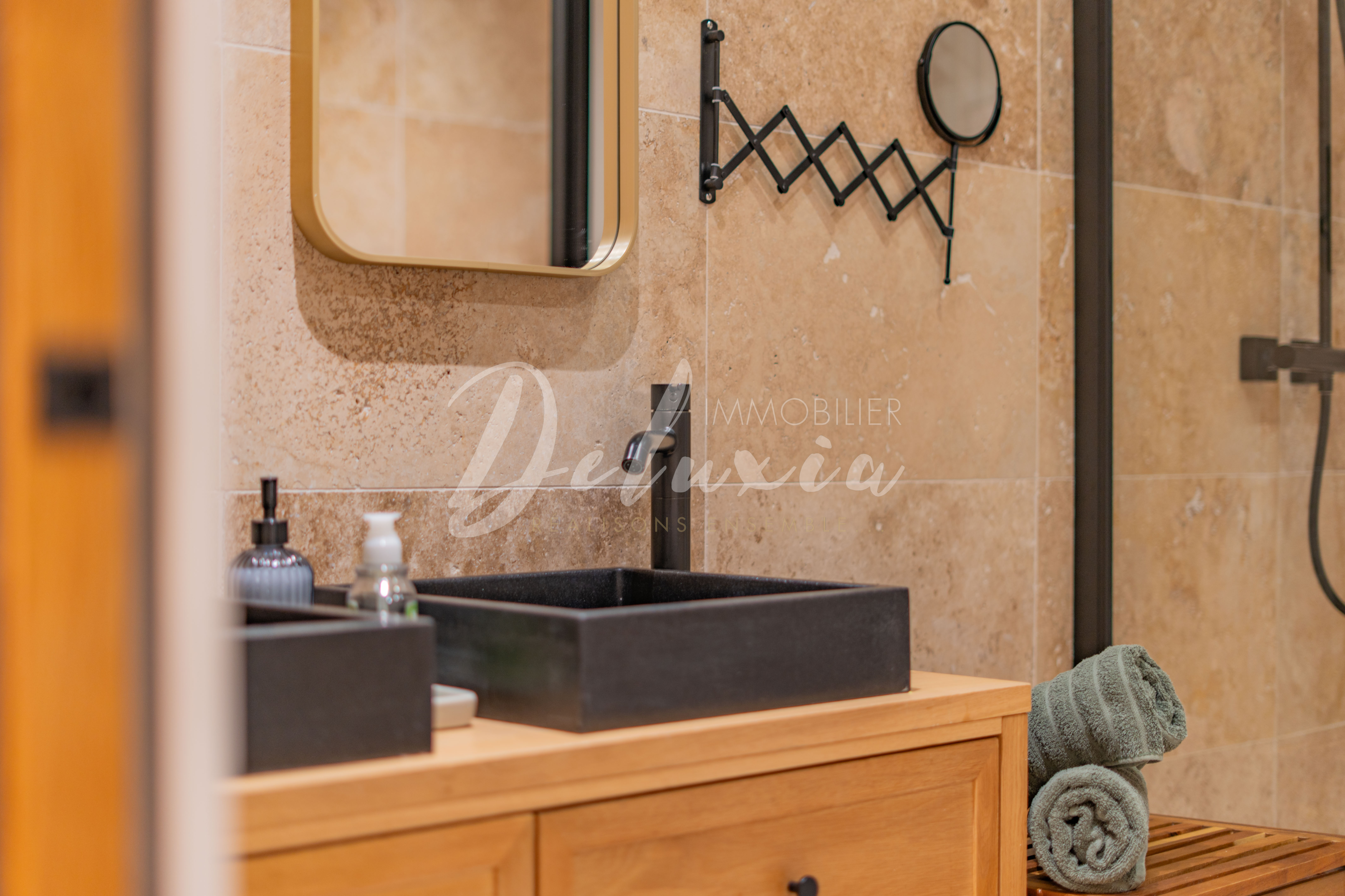 Appartement avec salle d'eau double vasque à Saint-Tropez