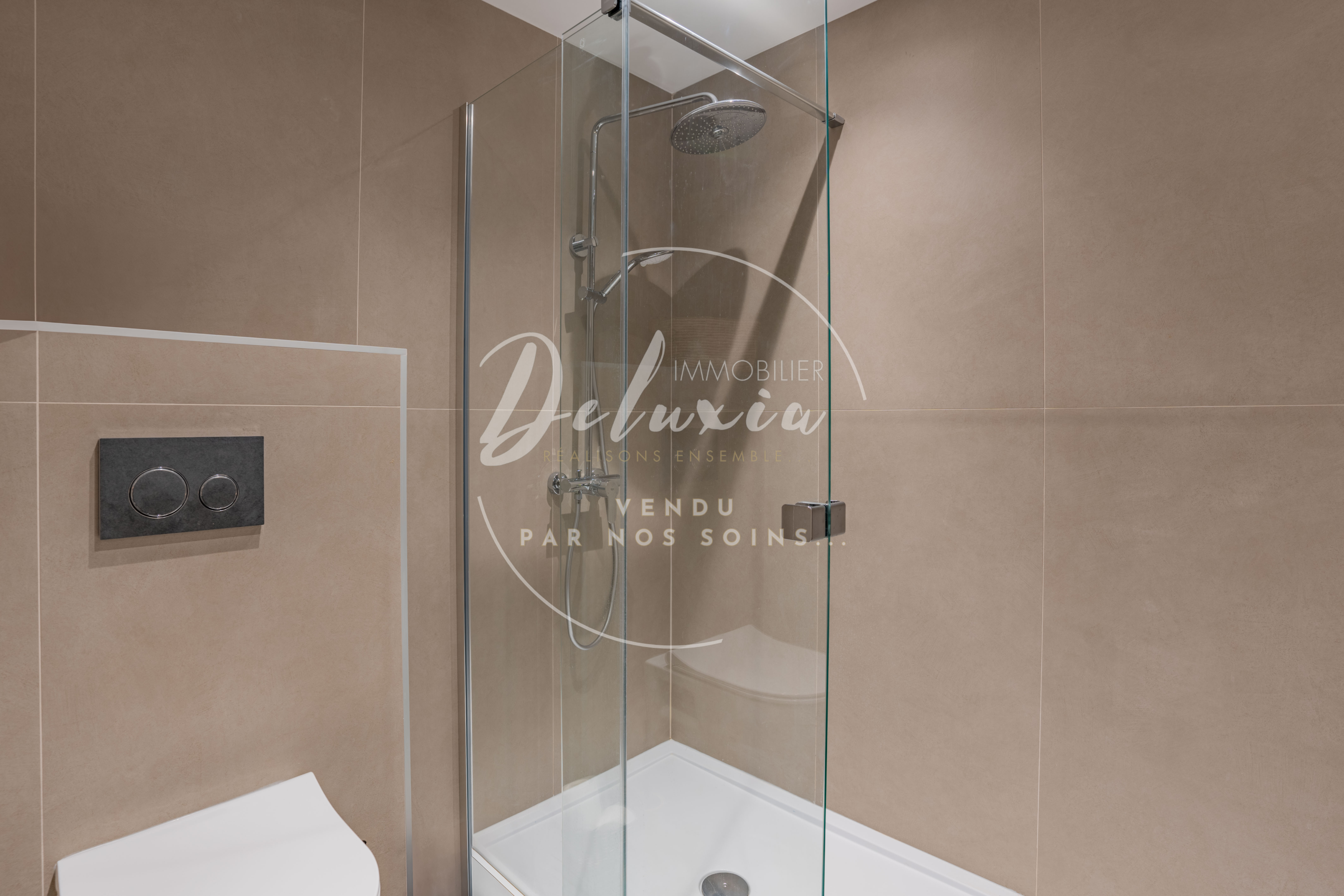 Appartement rénové avec vue mer, 3 chambres, grande terrasse et double garage, dans une résidence avec piscine proche de la plage à Saint-Raphaël.