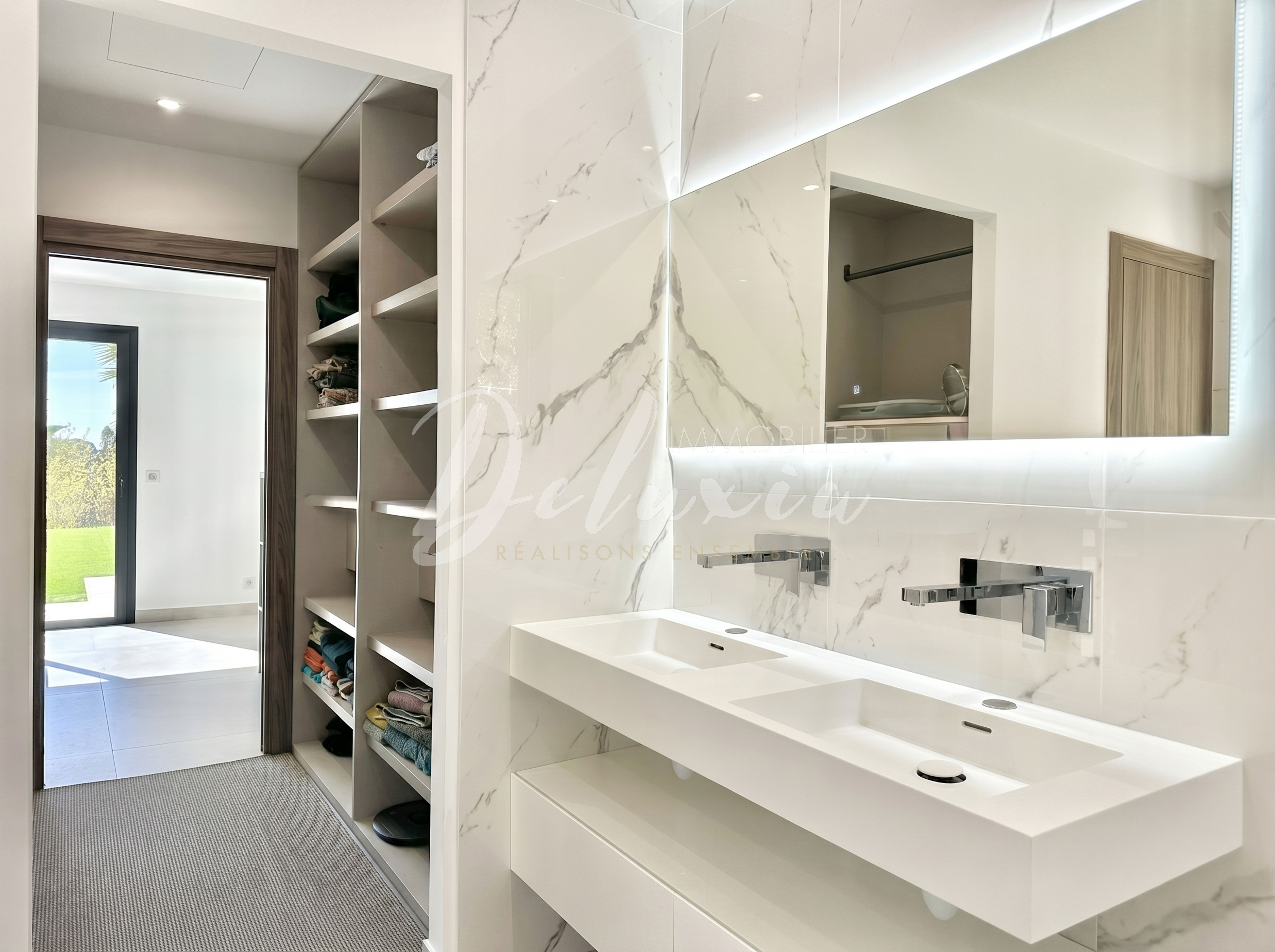 Villa contemporaine avec piscine chauffée et prestations haut de gamme à Fréjus.