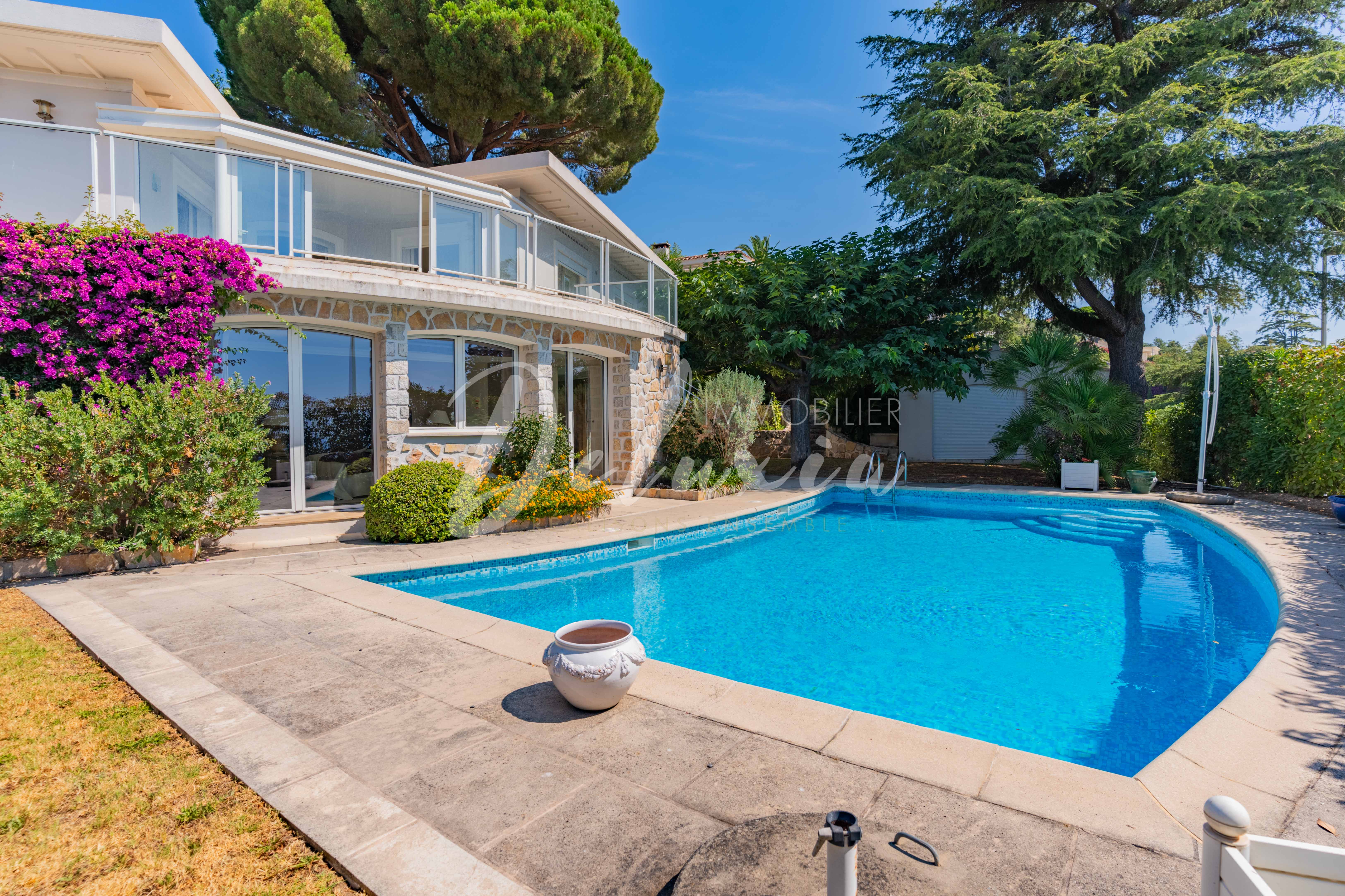 Villa avec grande piscine à Cannes. 