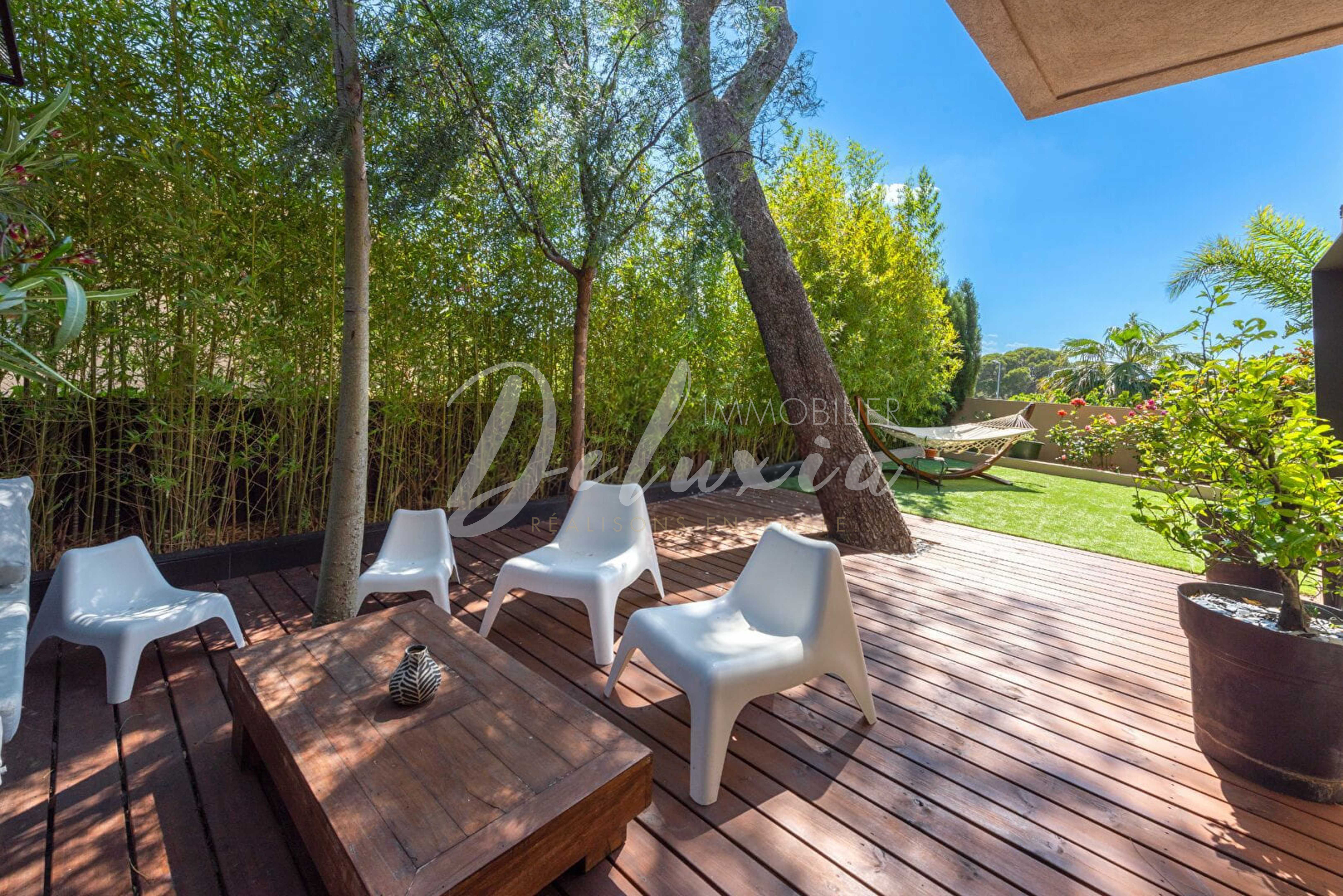 Villa avec vue mer, proche des commerces du Port Santa Lucia et des criques, à Saint-Raphaël.