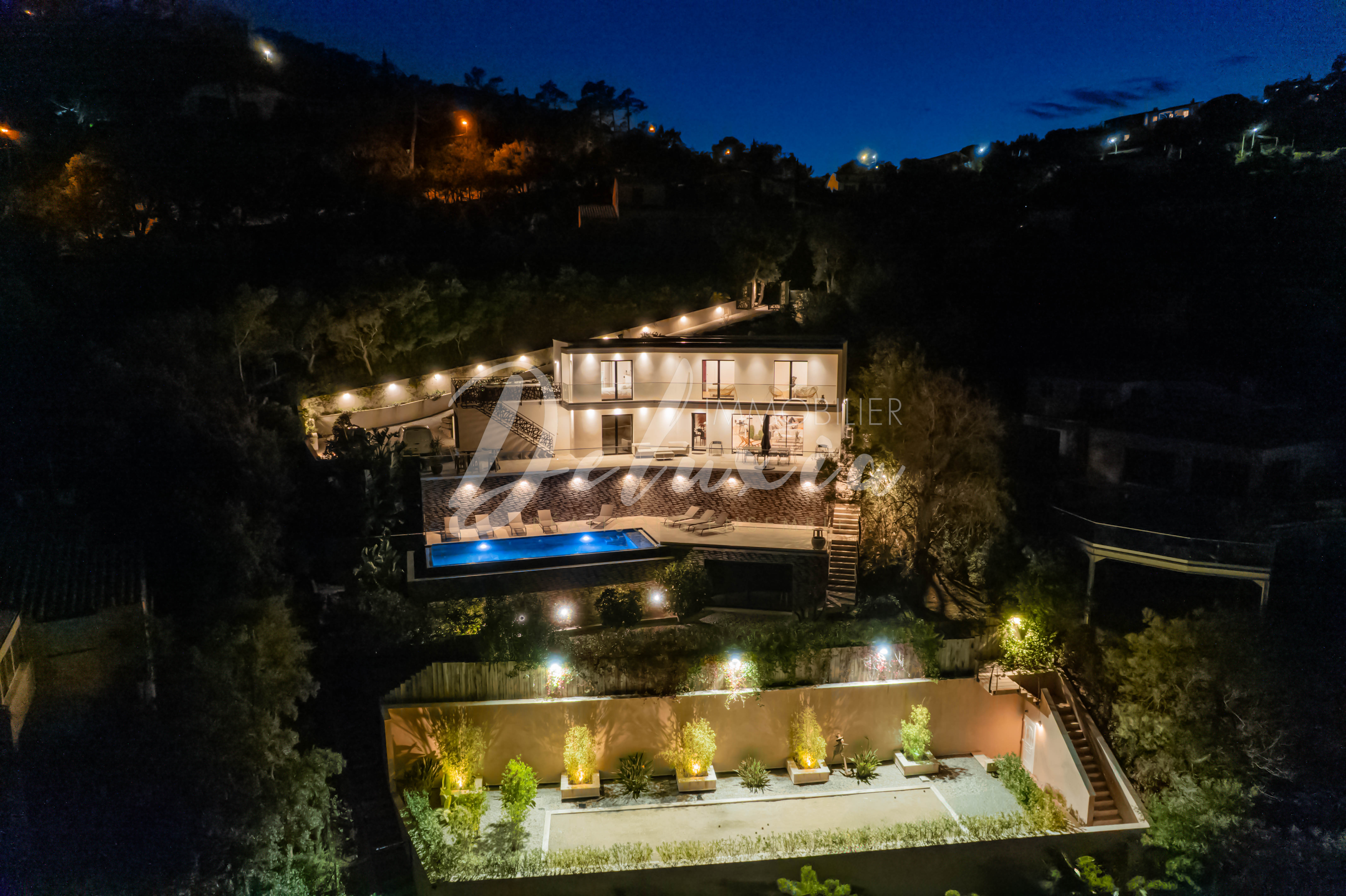 Villa avec 6 chambres, piscine, vue mer, dépendance et grand garage aux Issambres.