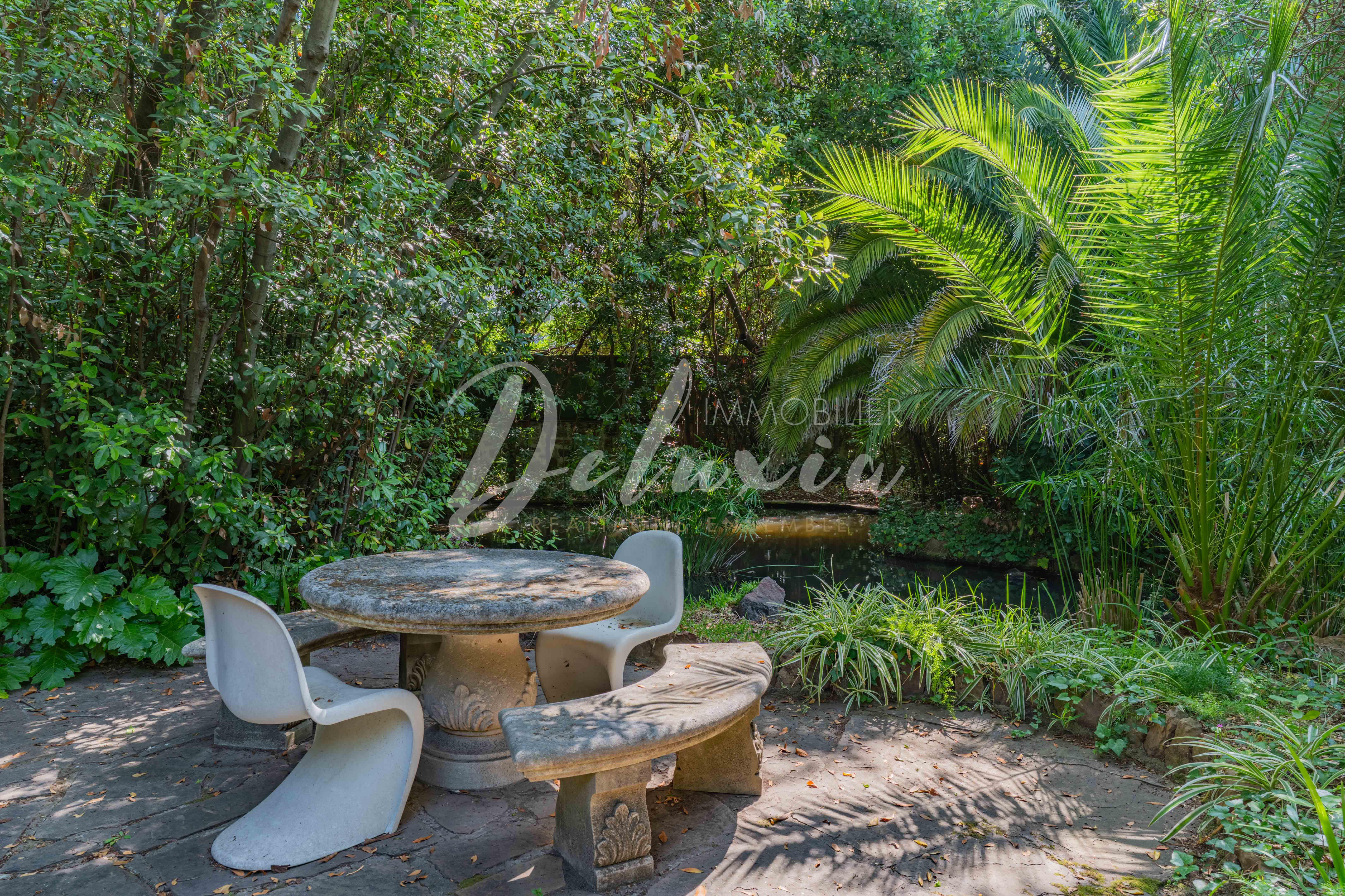 Villa à vendre avec étang à Saint-Raphaël 