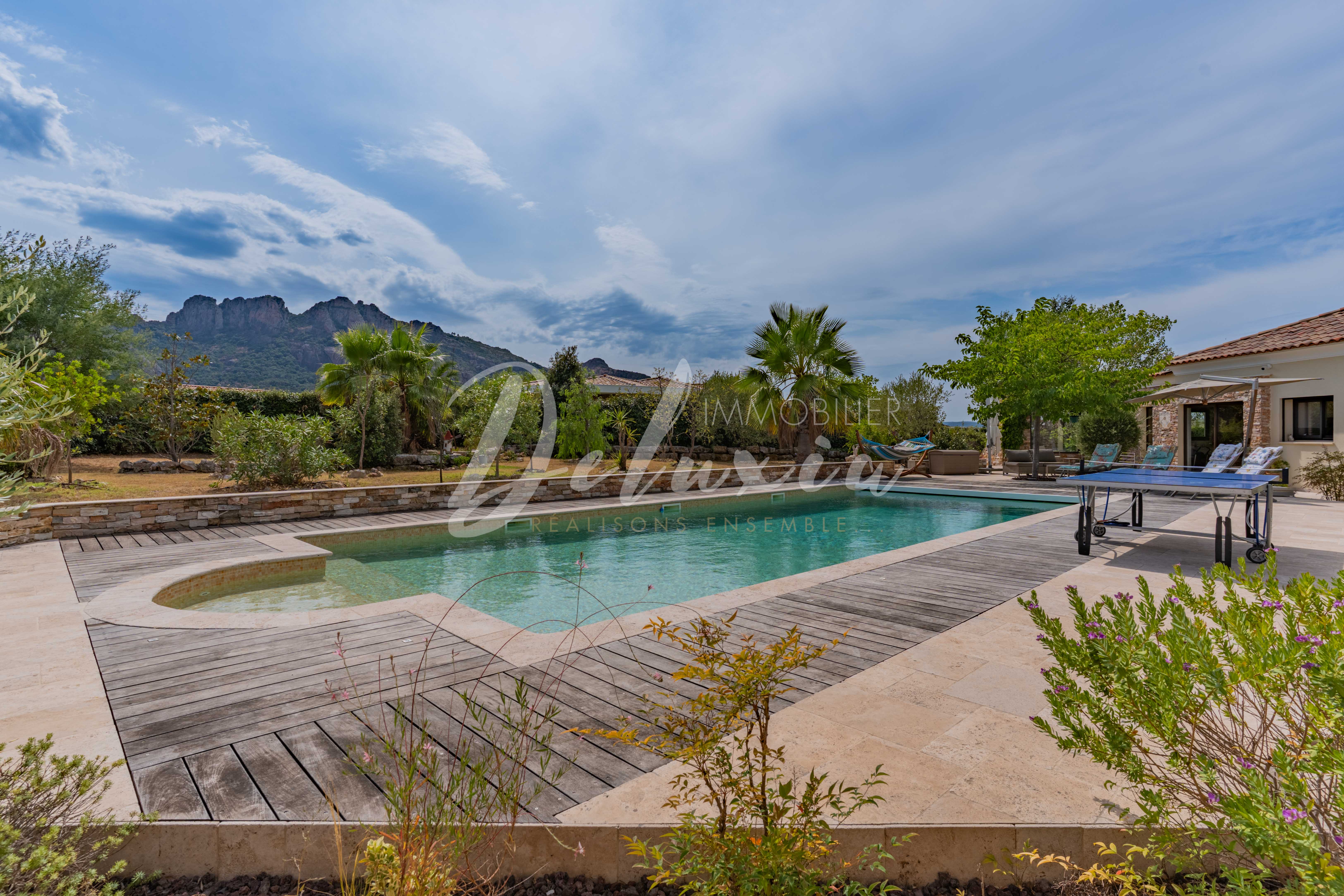 Villa à vendre avec vue magnifique sur le rocher de Roquebrune-sur-Argens