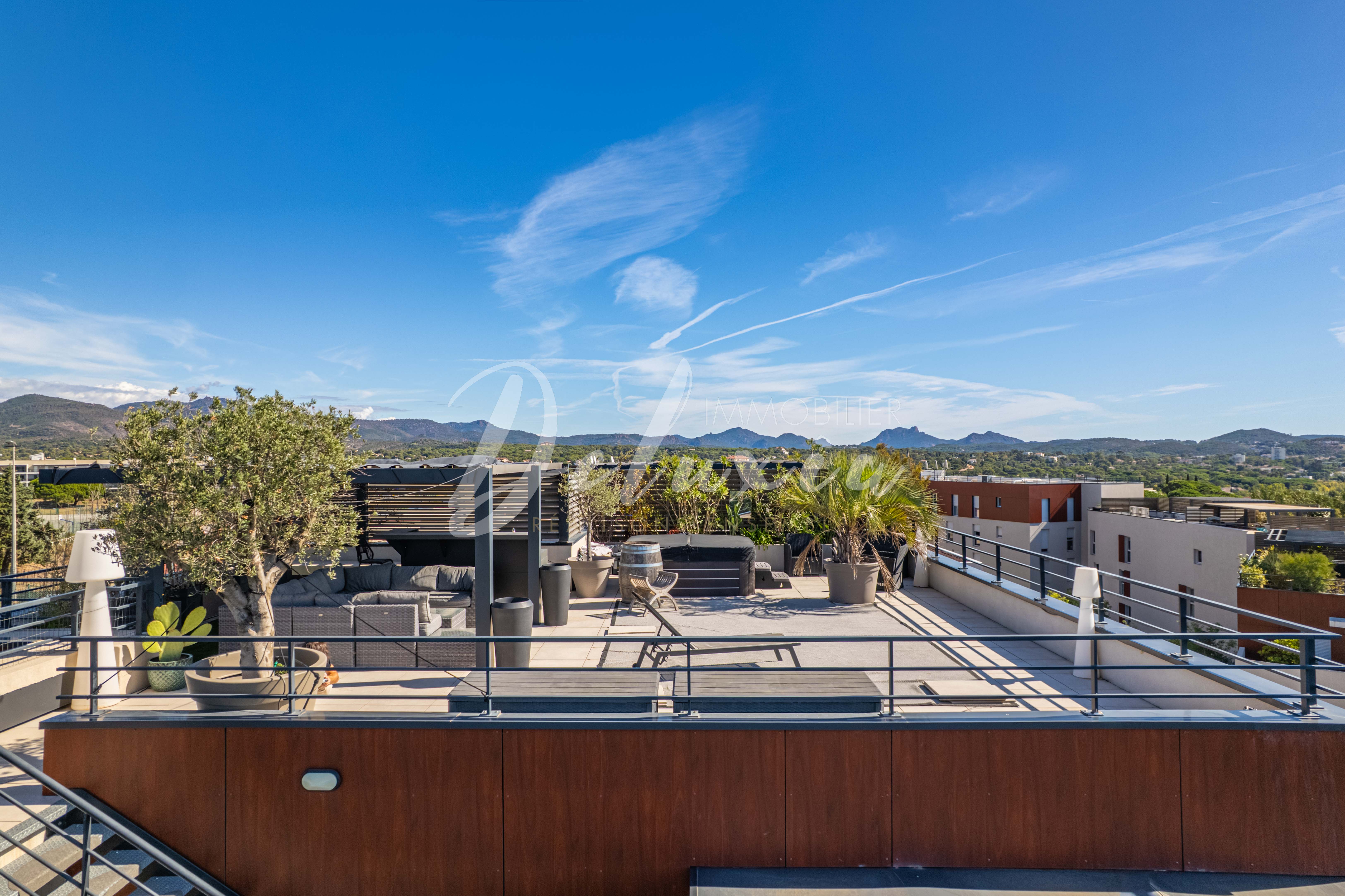 Appartement à vendre avec toit terrasse à Fréjus. 