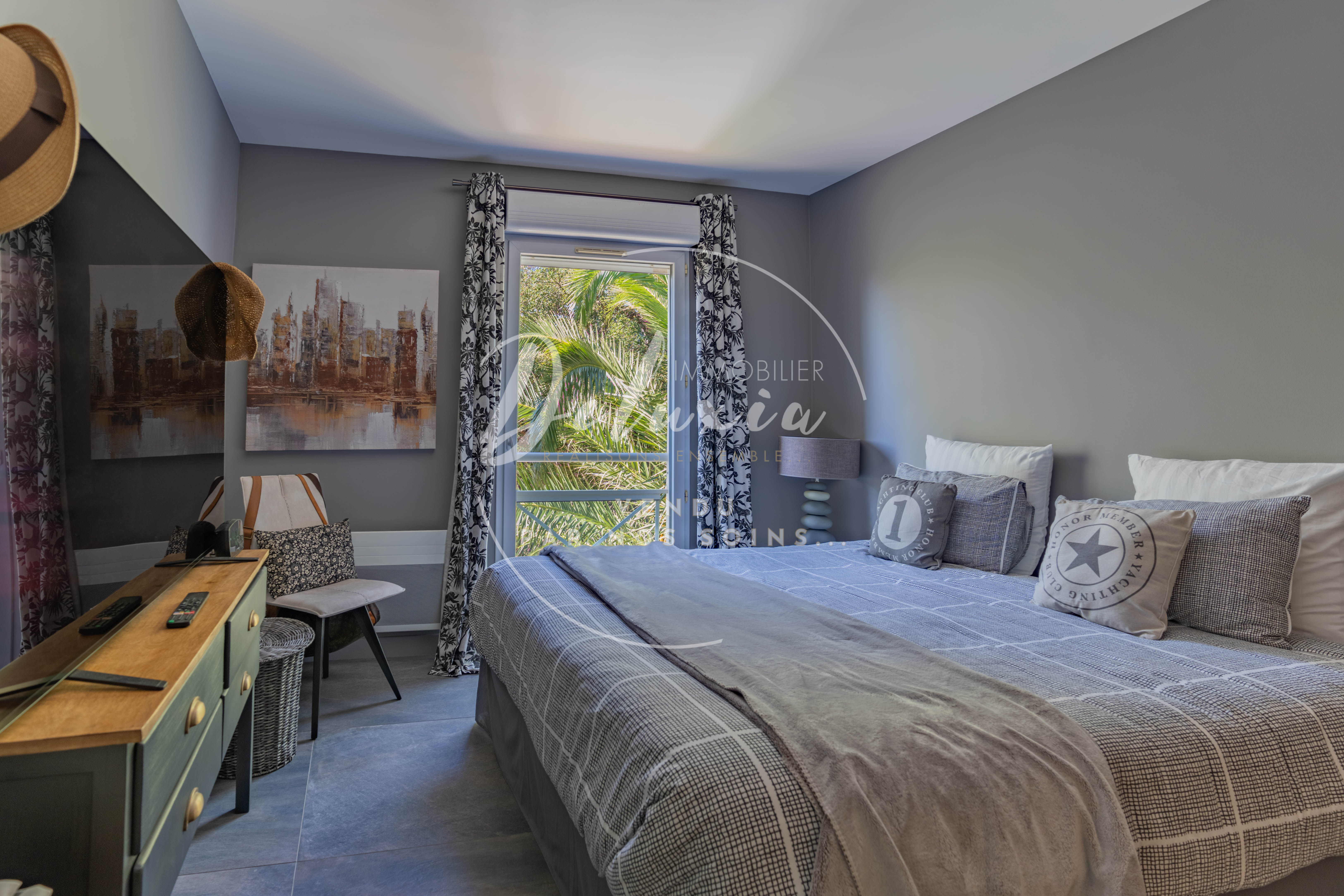 Appartement rénové avec vue mer, 3 chambres, grande terrasse et double garage, dans une résidence avec piscine proche de la plage à Saint-Raphaël.